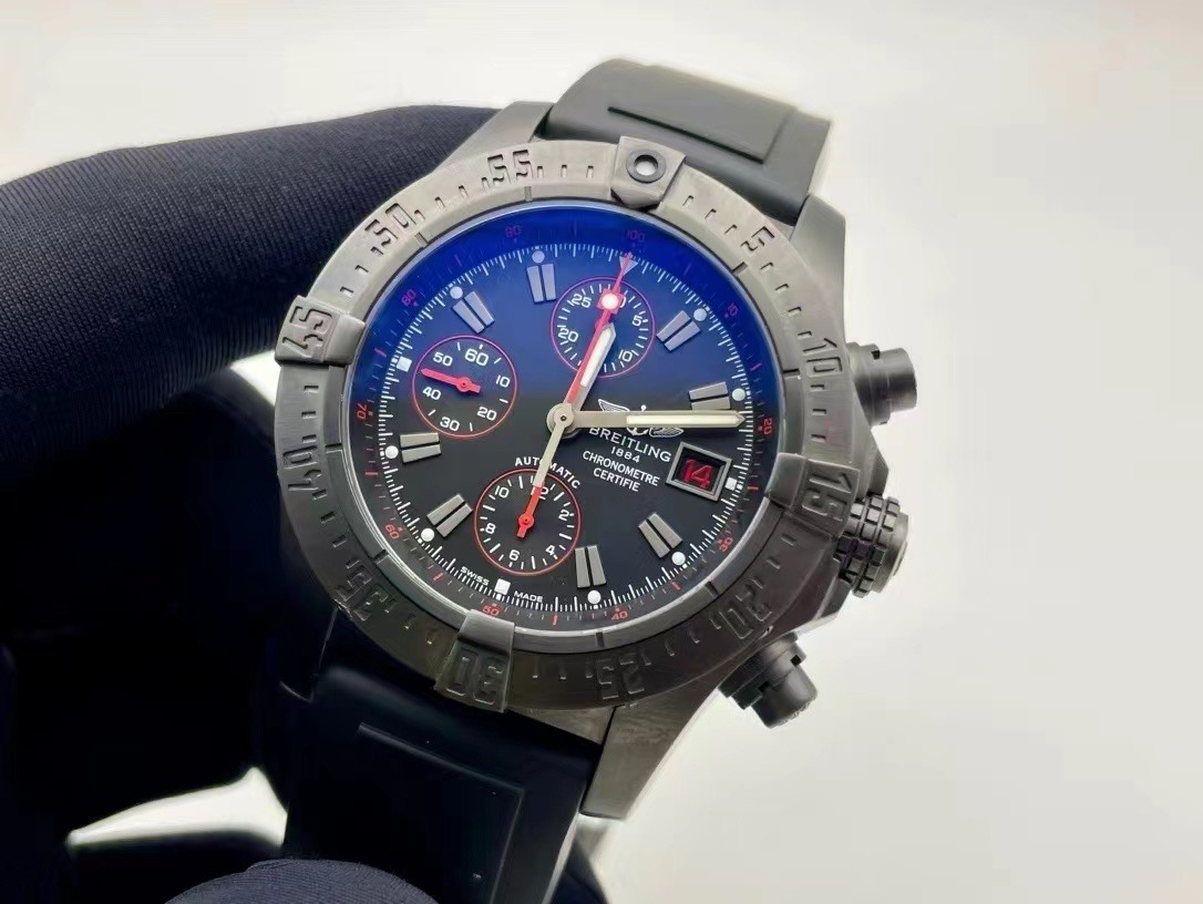 Breitling M13380 detail 1