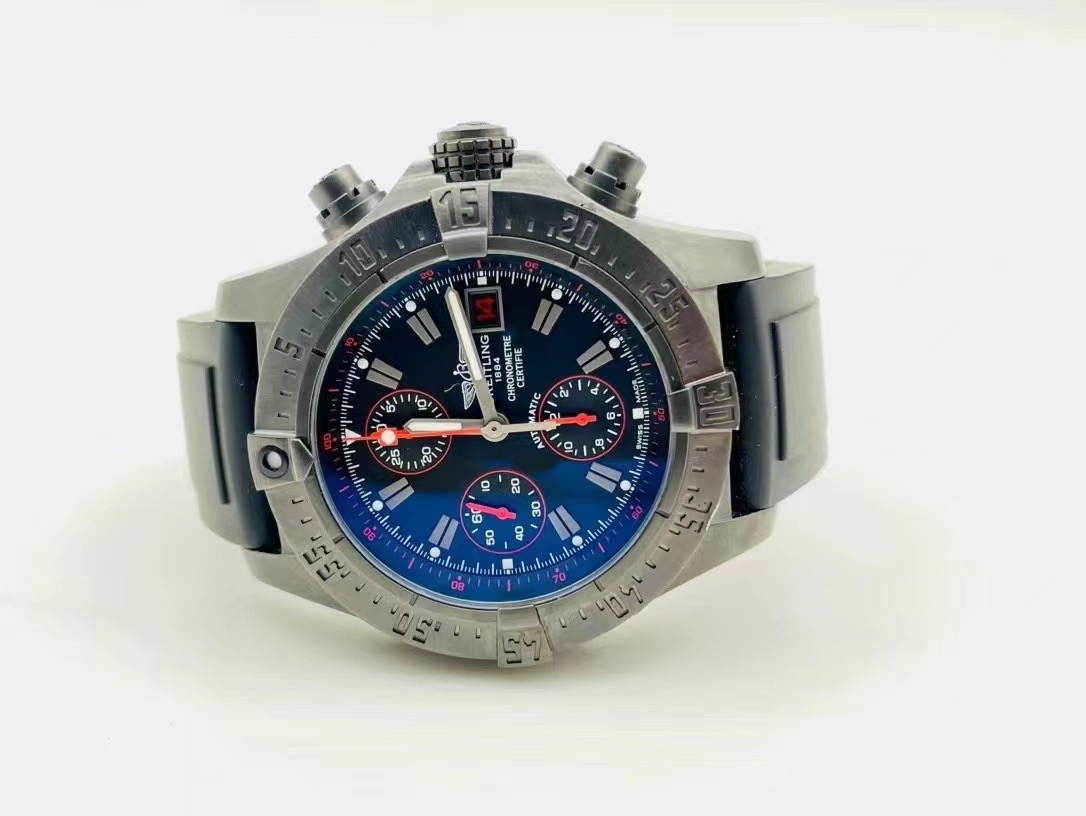 Breitling M13380 detail 2