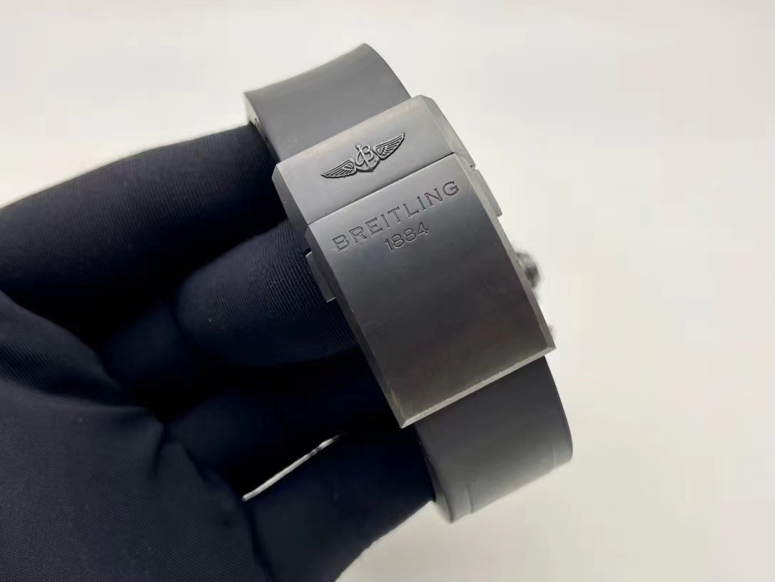 Breitling M13380 detail 3
