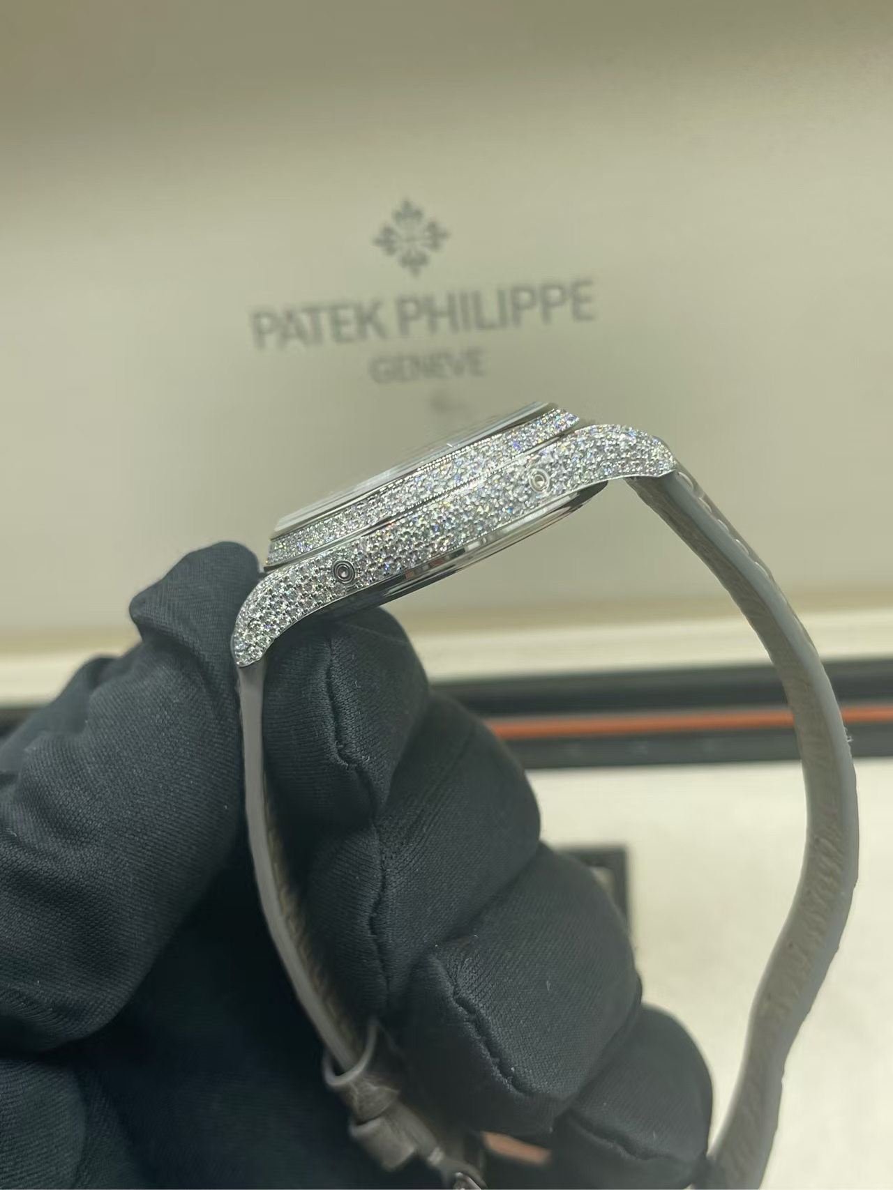 Patek Philippe 4937G-001 detail 1