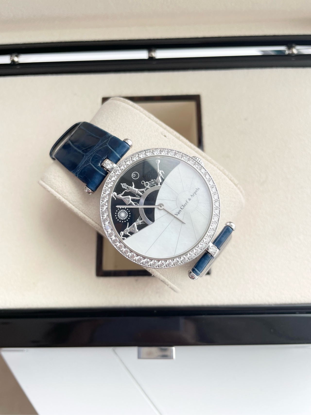 Van Cleef & Arpels VCARO3ZB00 detail 2