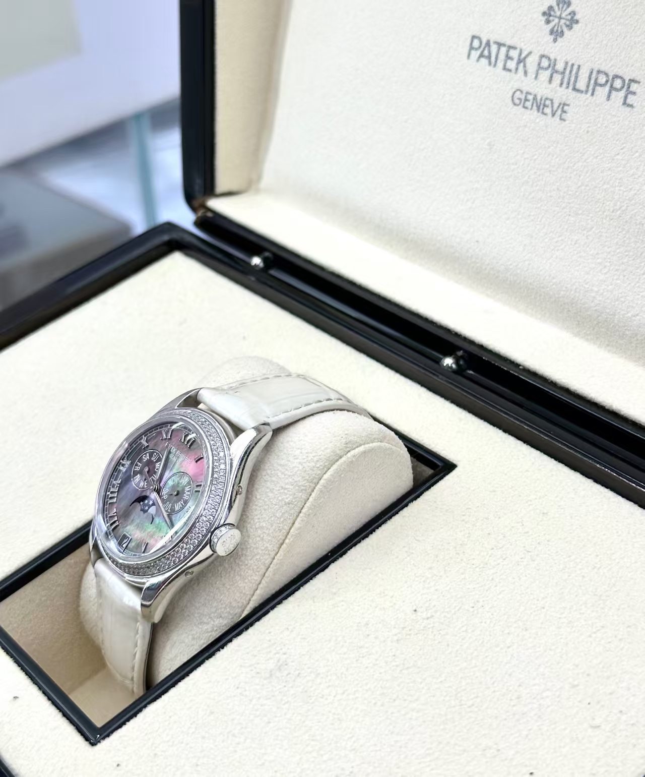 Patek Philippe 4936G-001 detail 2