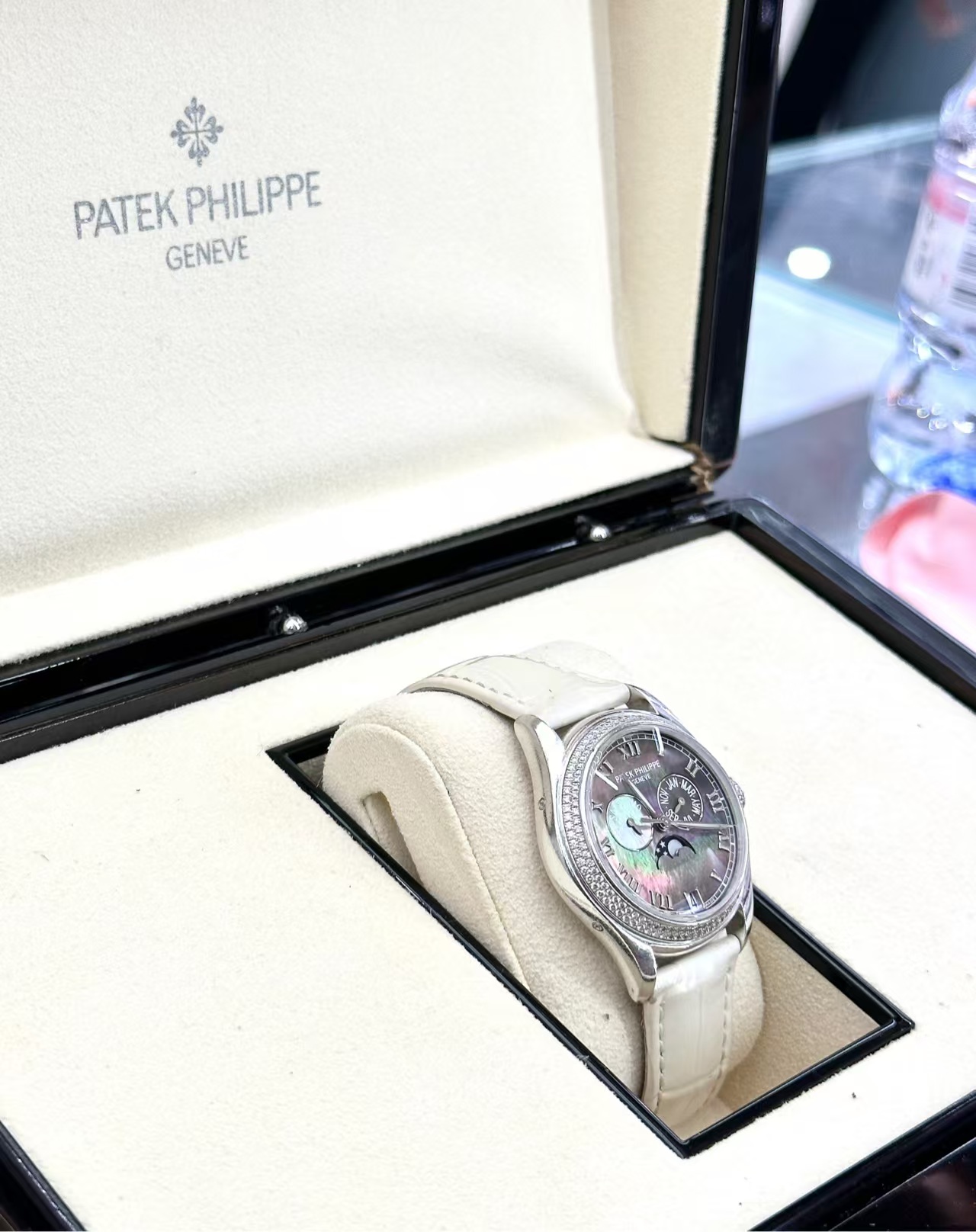 Patek Philippe 4936G-001 detail 1