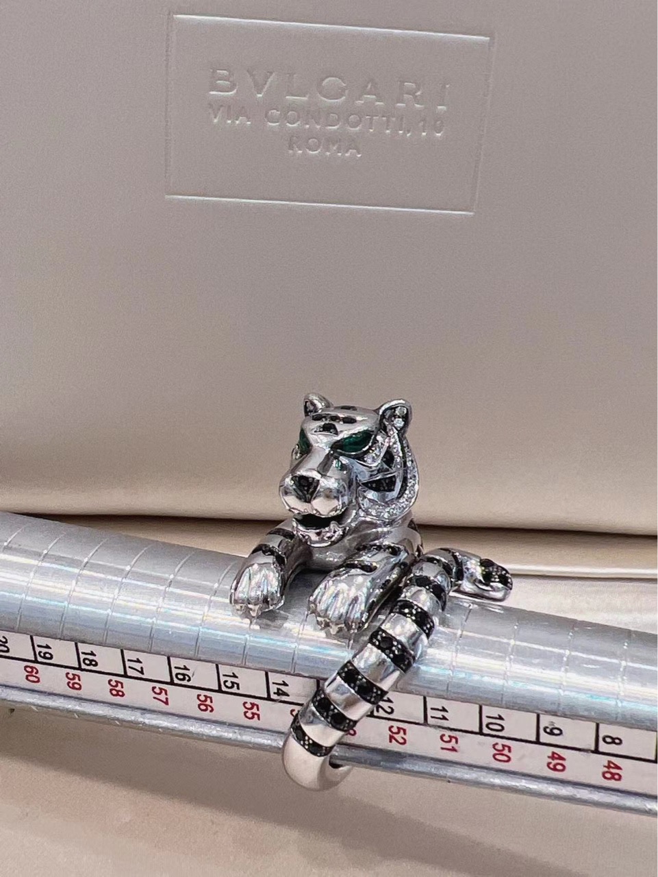 Boucheron Bagha detail 6