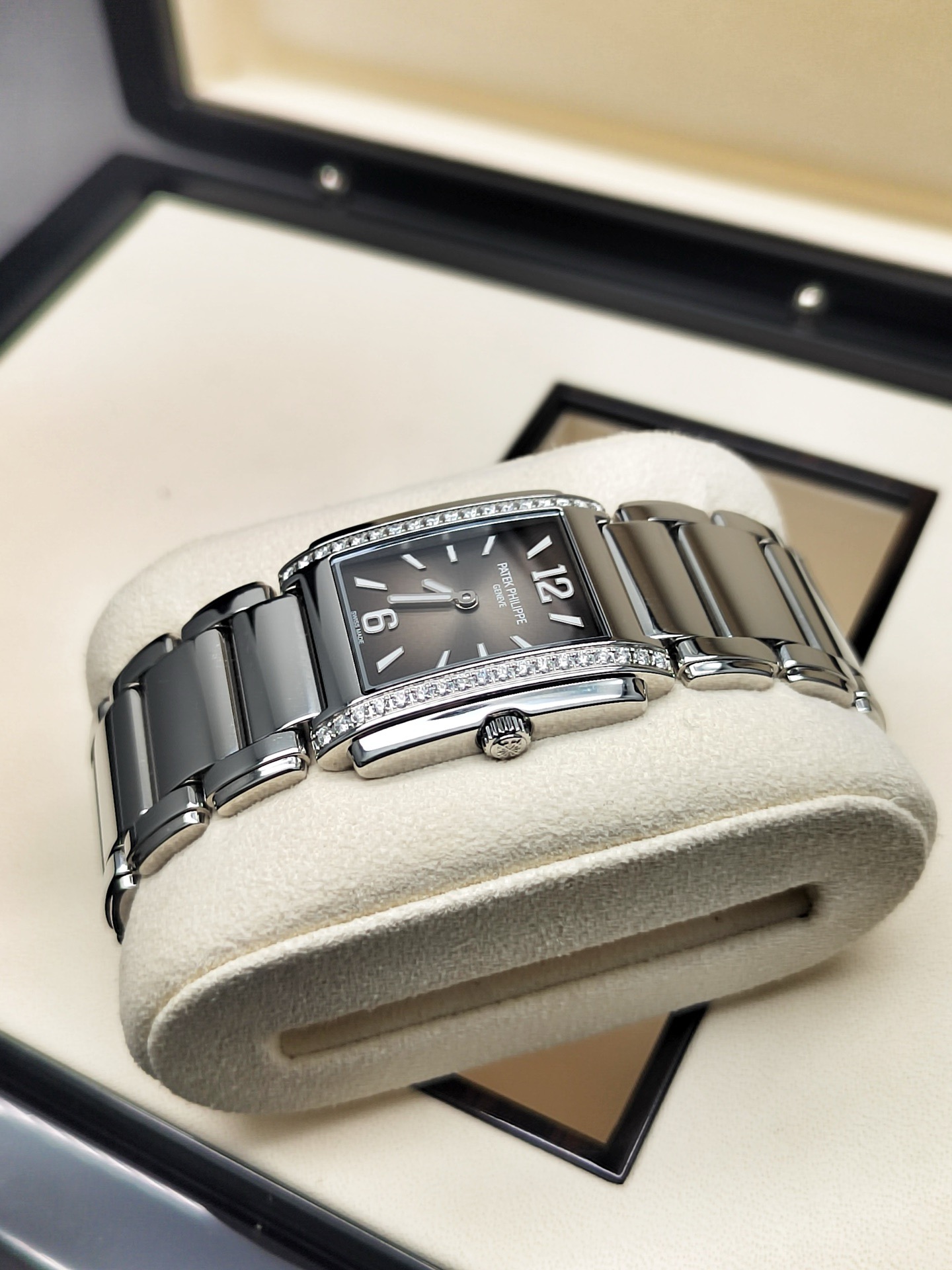 Patek Philippe 4910 / 1200A-010 detail 1