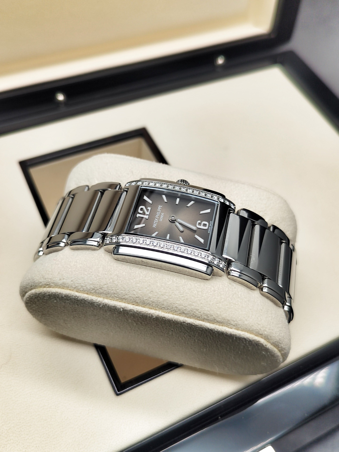 Patek Philippe 4910 / 1200A-010 detail 3