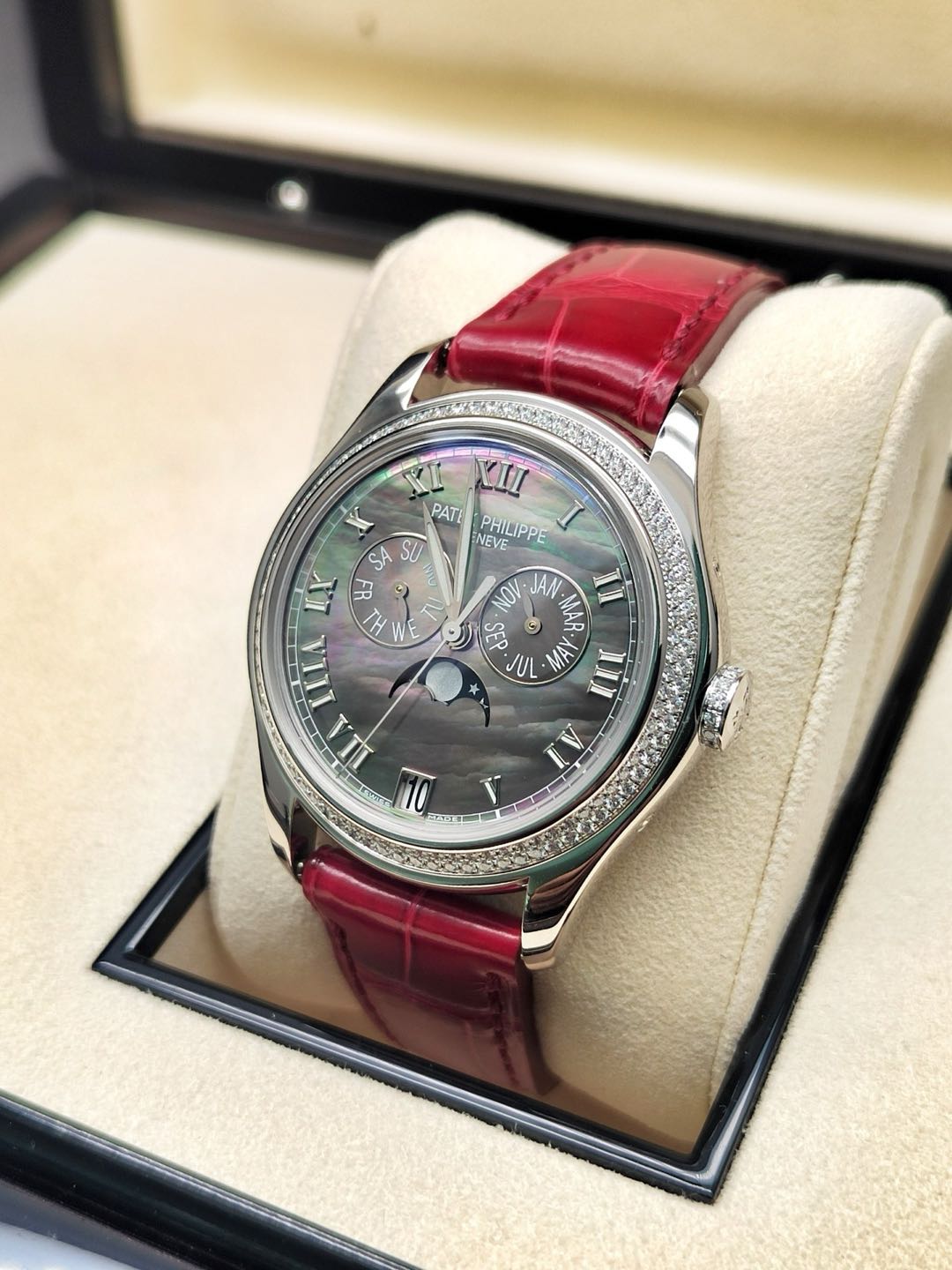 Patek Philippe 4936G-001 detail 1
