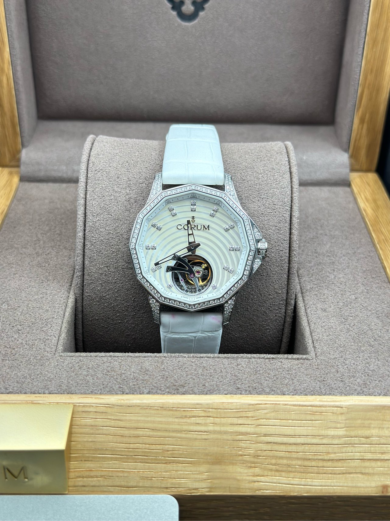 Corum 029.102.47.0F09PN11 detail 1
