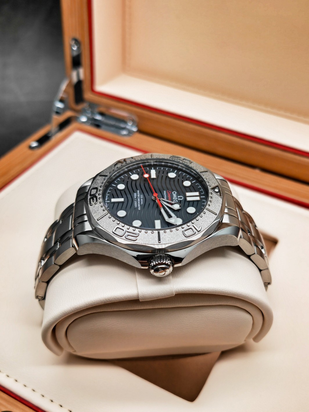 Omega 210.30.42.20.01.002 detail 2
