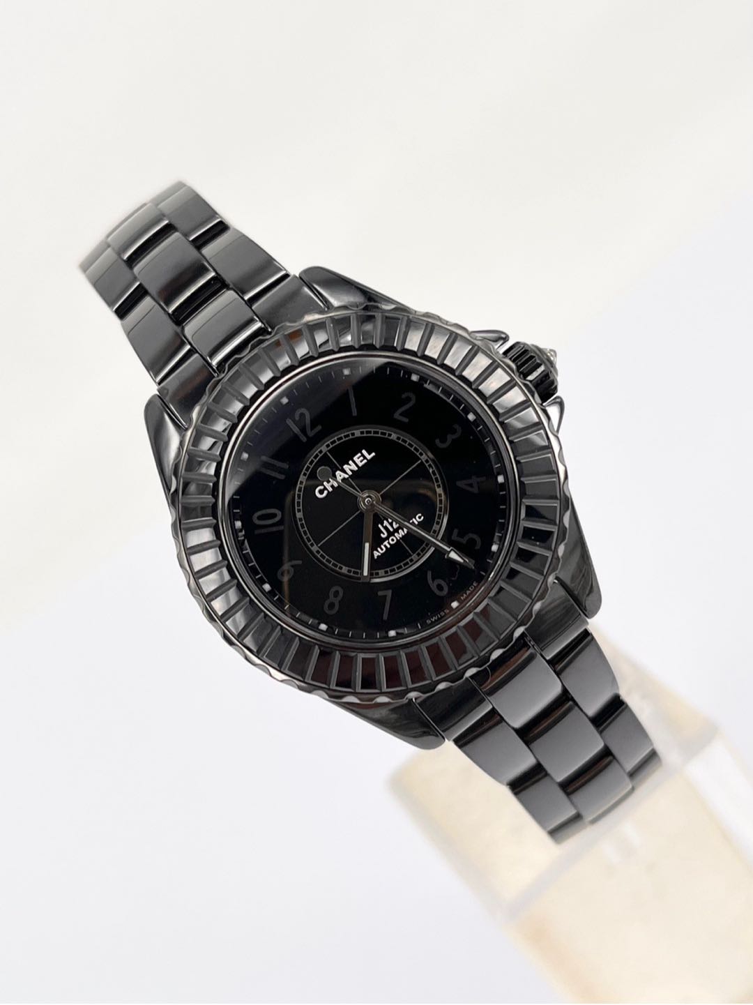 Chanel J12 H6784 detail 1