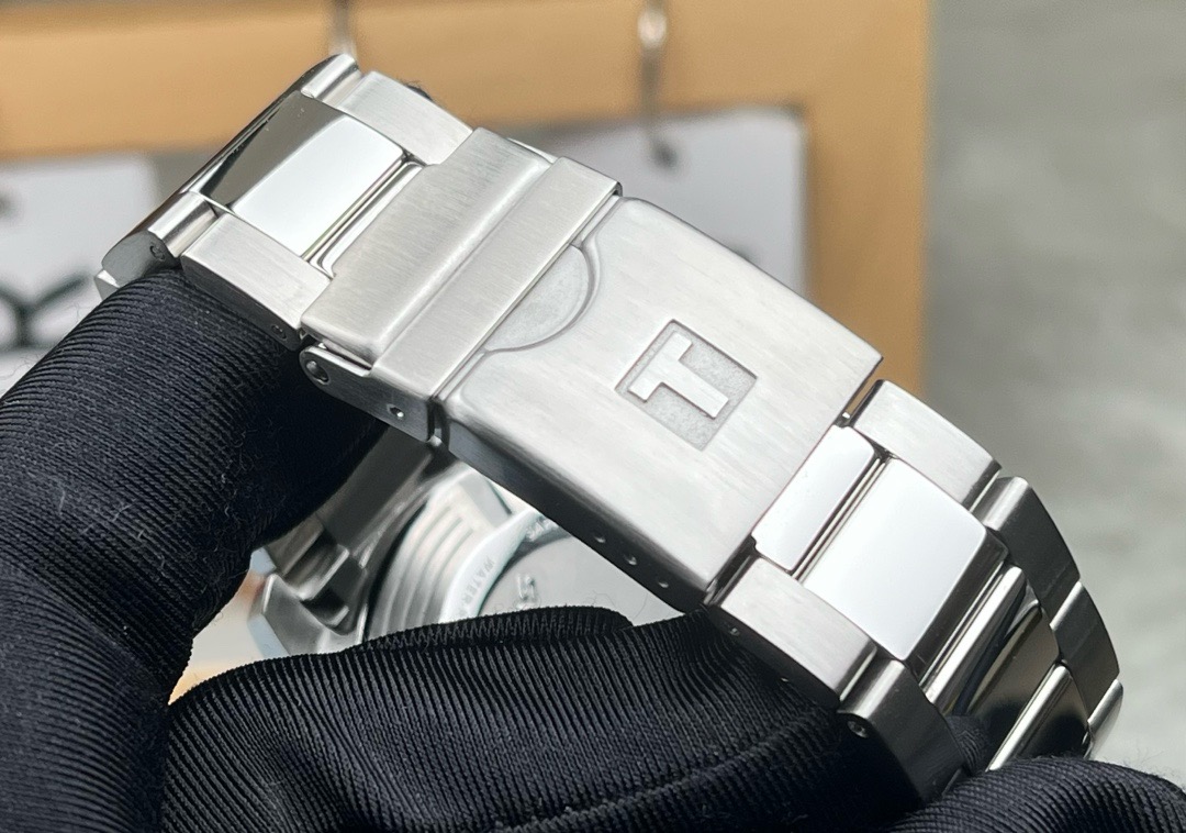 Tissot T1204171104101 detail 3