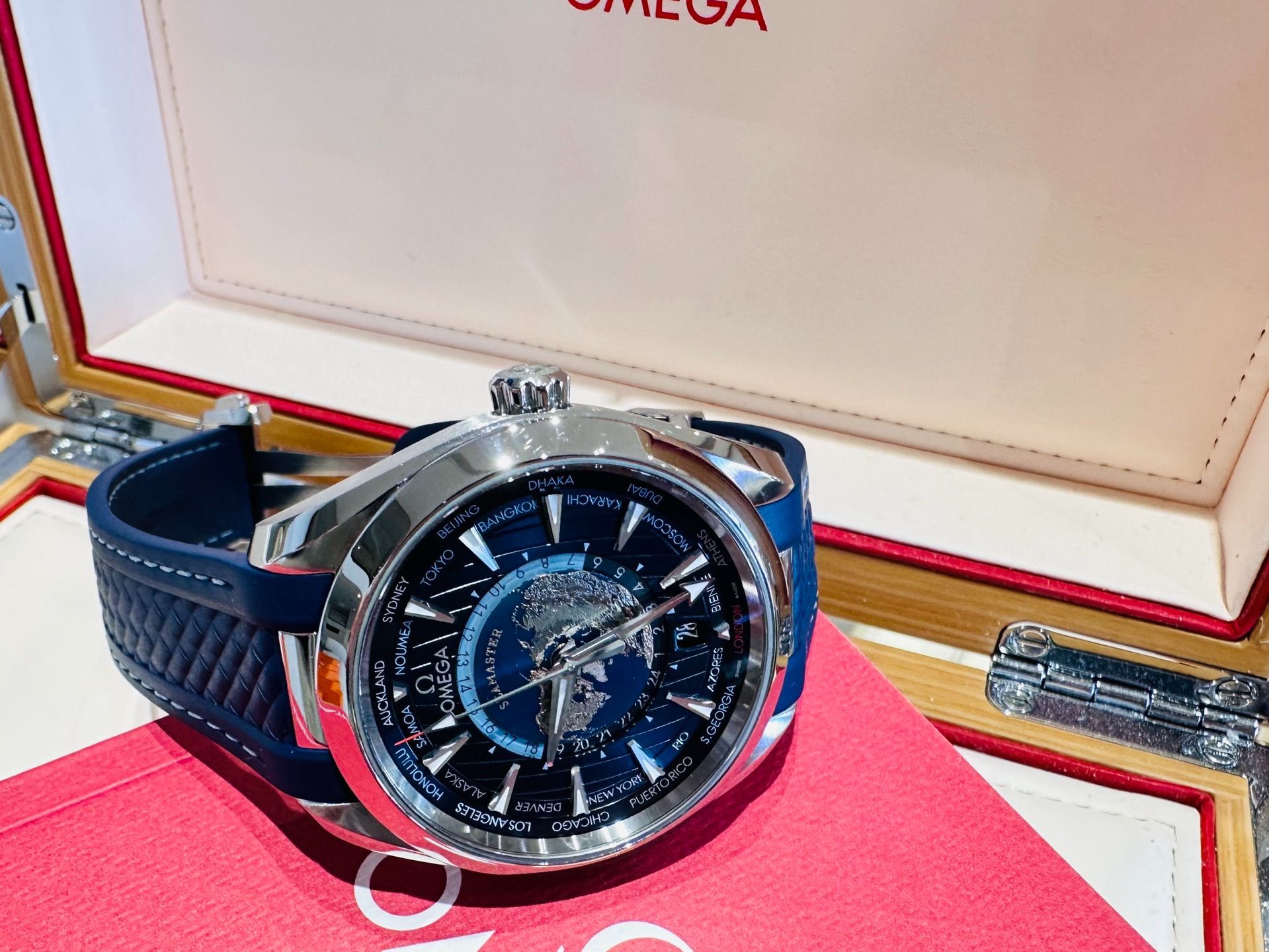 Omega 220.12.43.22.03.001 detail 2