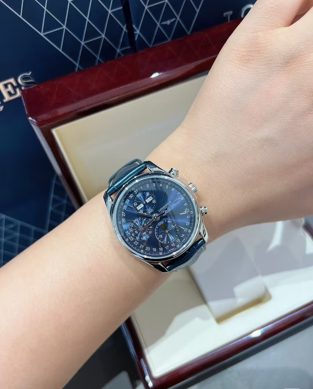 Longines L2.673.4.92.0 detail 2