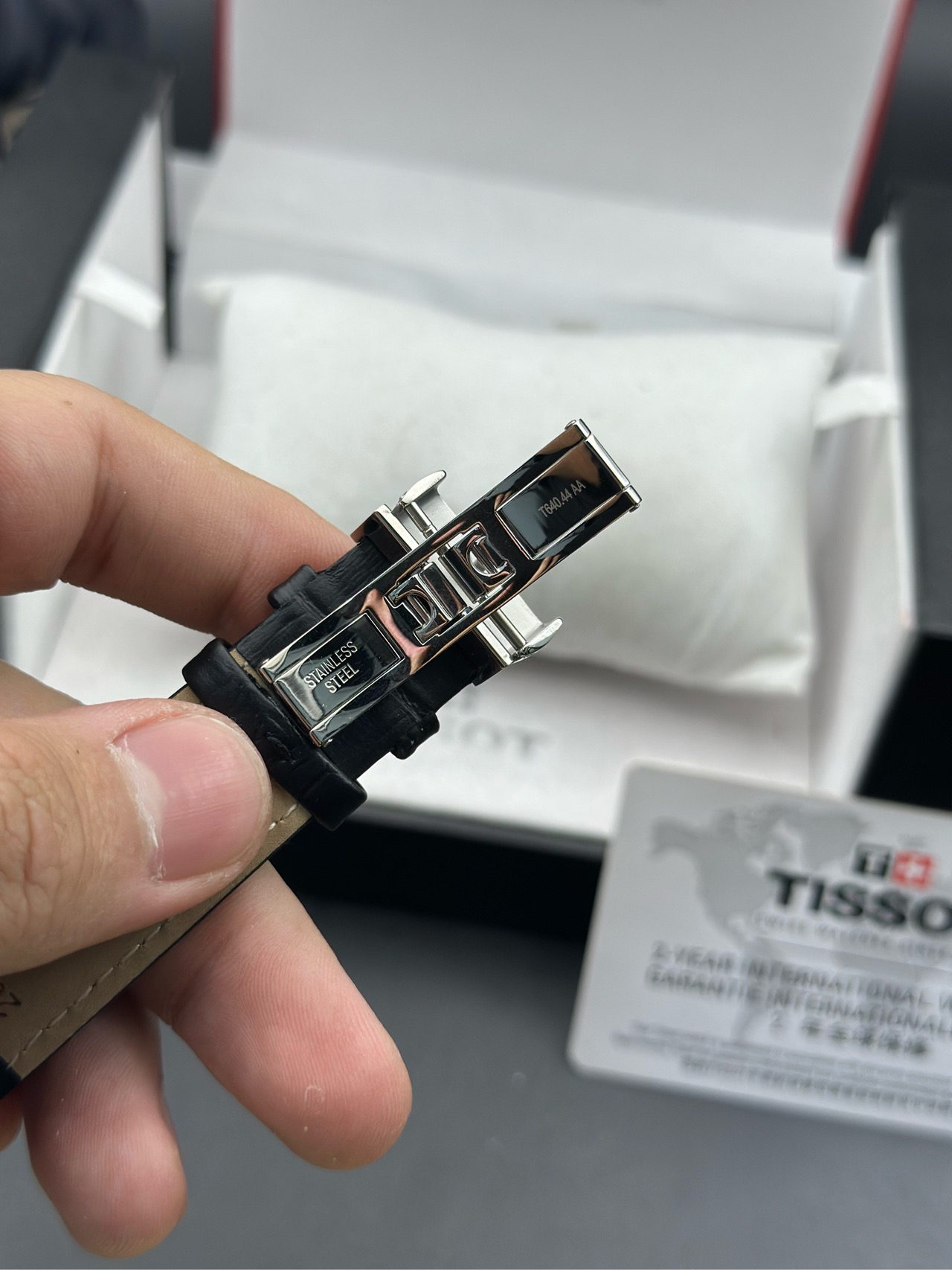 Tissot T1224071603100 detail 5