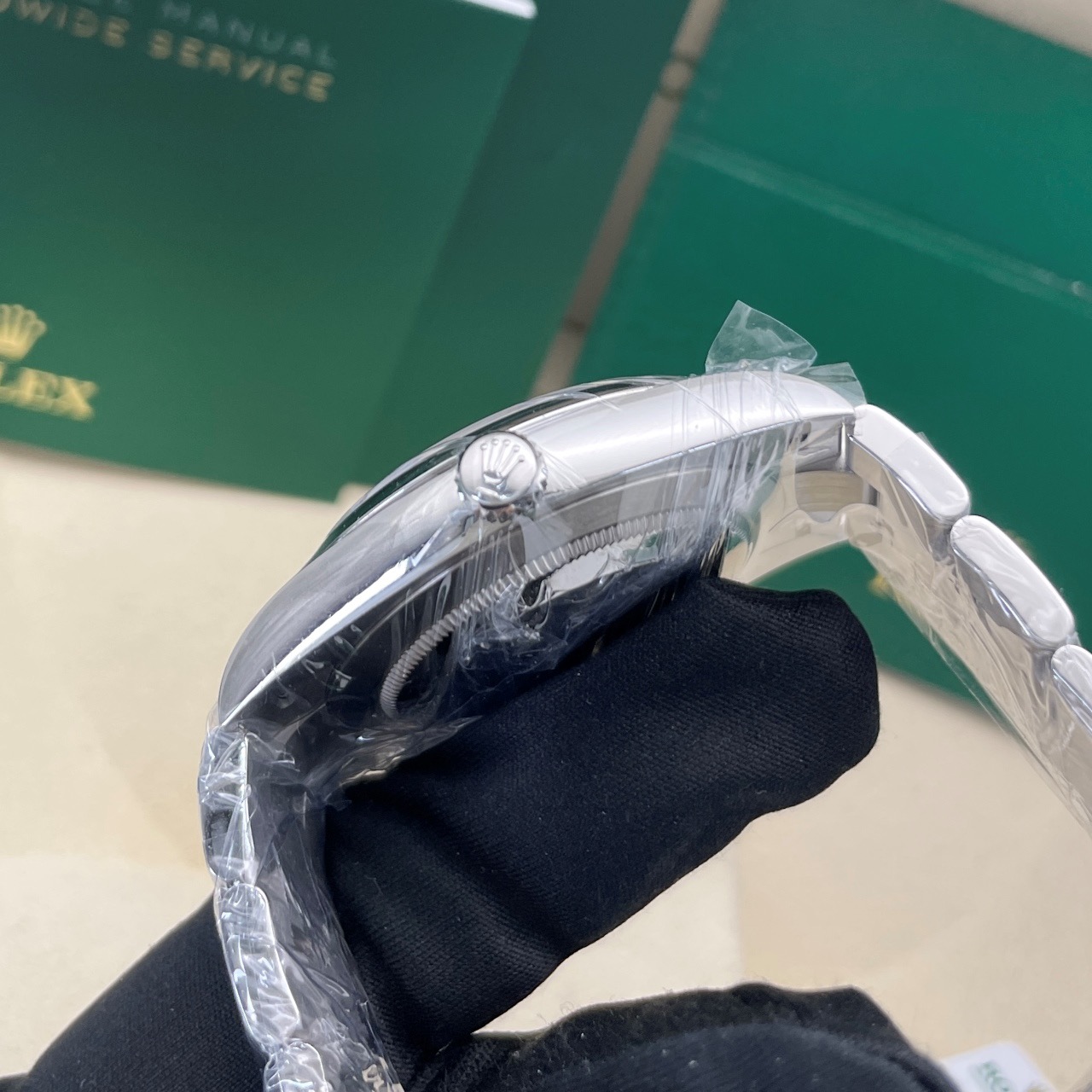 Rolex 124300-0003 detail 2