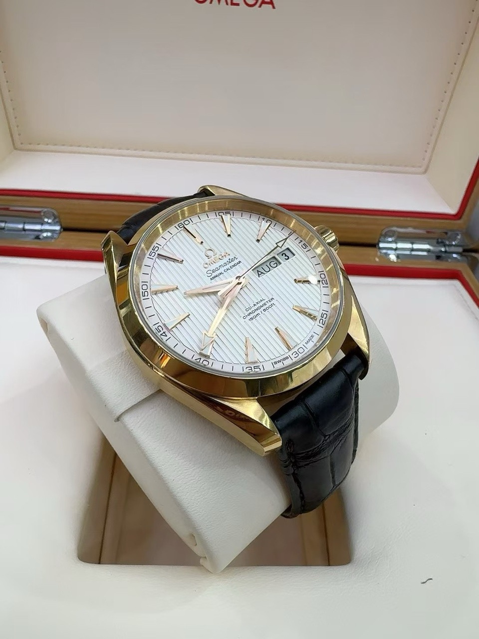Omega 231.53.43.22.02.002 detail 2