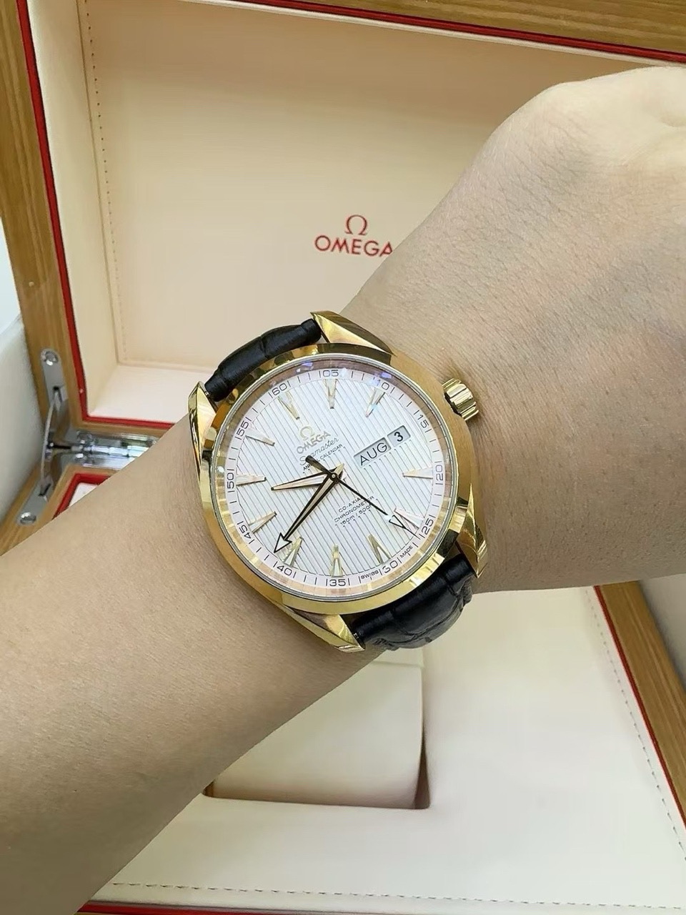 Omega 231.53.43.22.02.002 detail 6