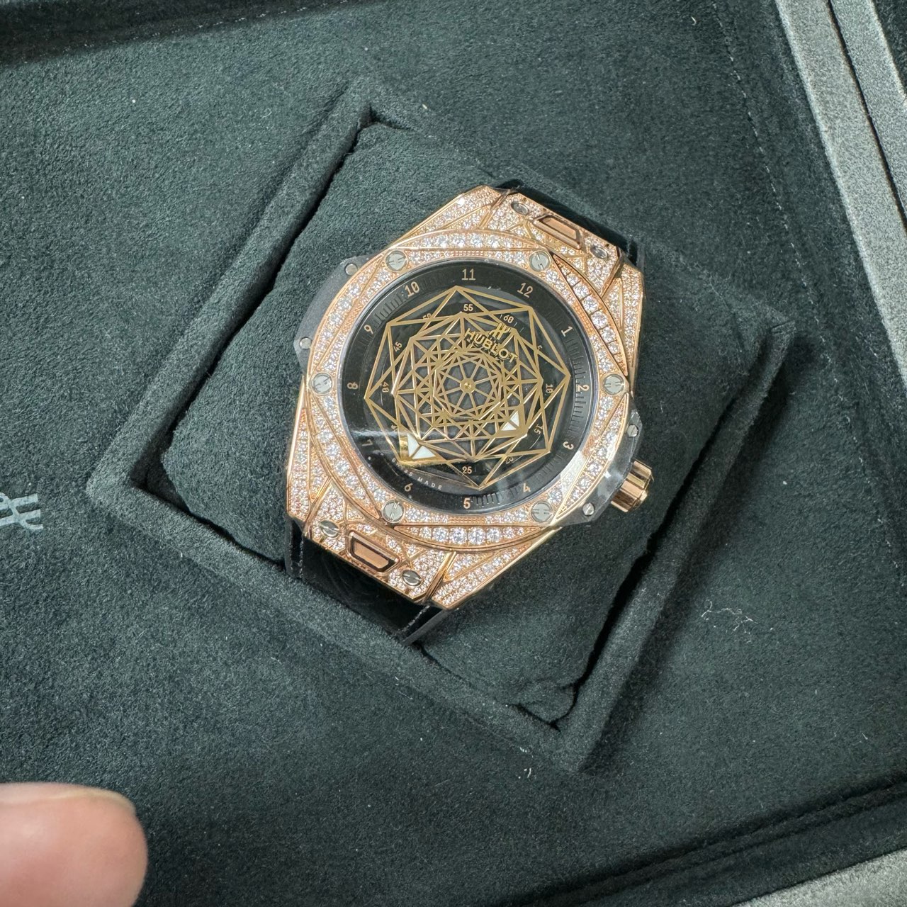 Hublot 465.OS.1118.VR.1704.MXM18 detail 5