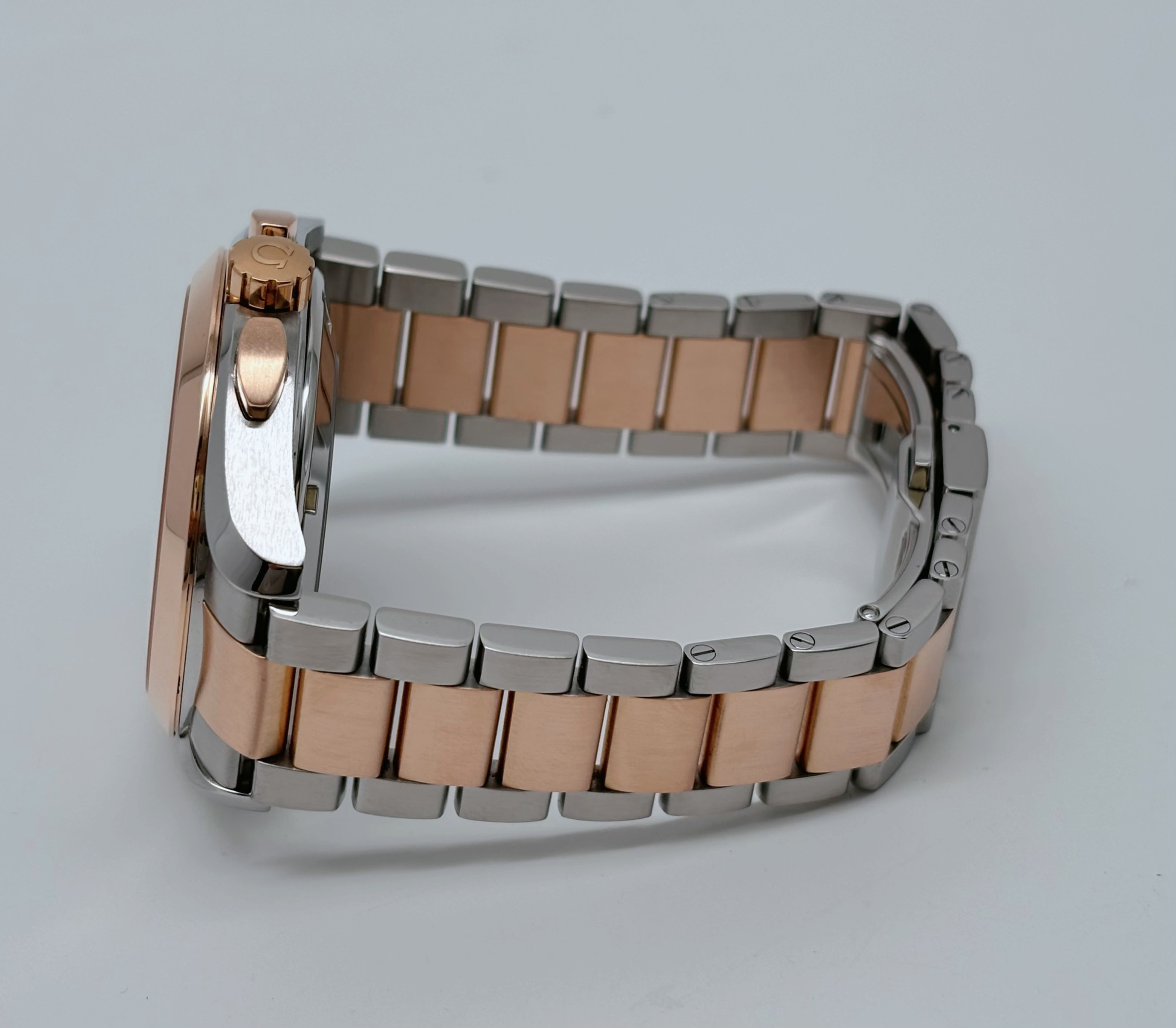 Omega 231.20.44.50.06.001 detail 2