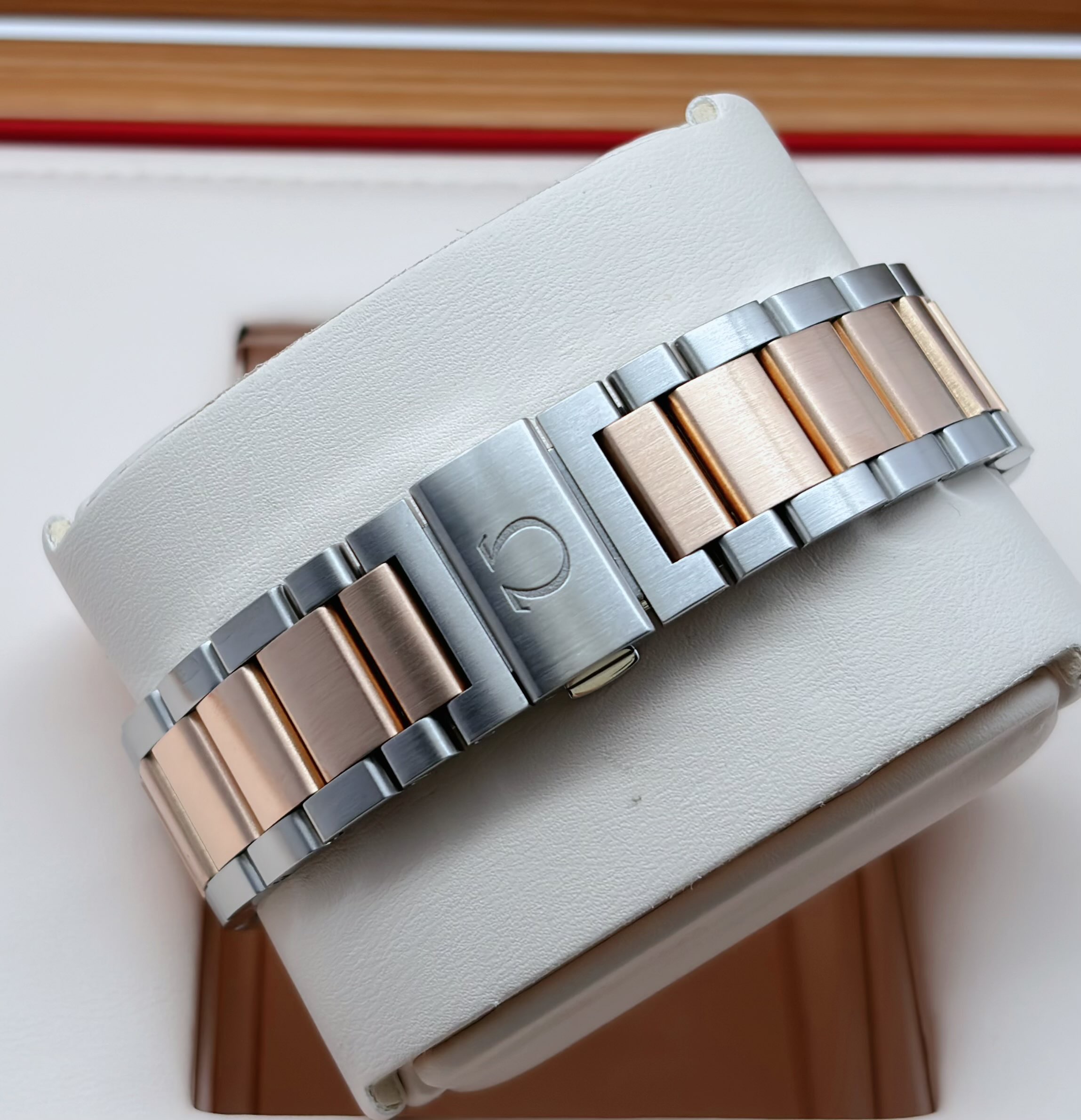 Omega 231.20.44.50.06.001 detail 5
