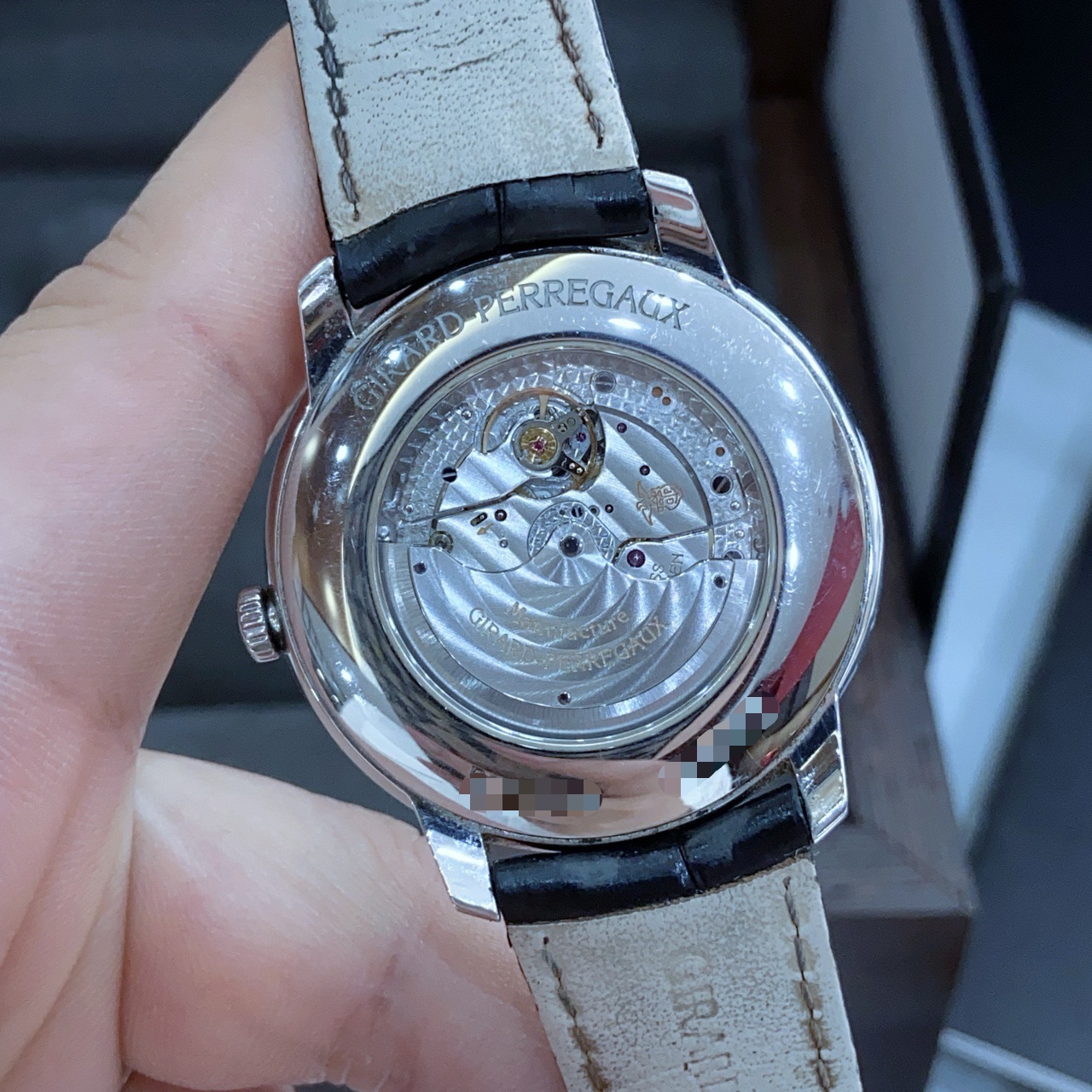 Girard Perregaux 49555-11-1A1-BB60 detail 2