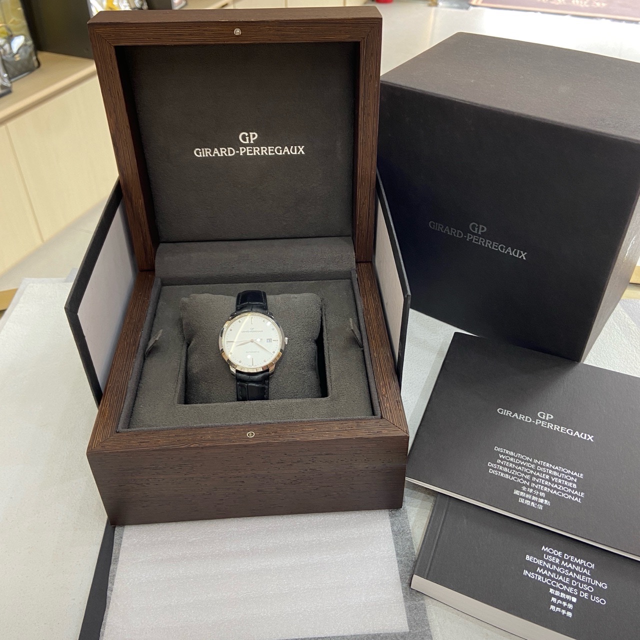 Girard Perregaux 49555-11-1A1-BB60 detail 4