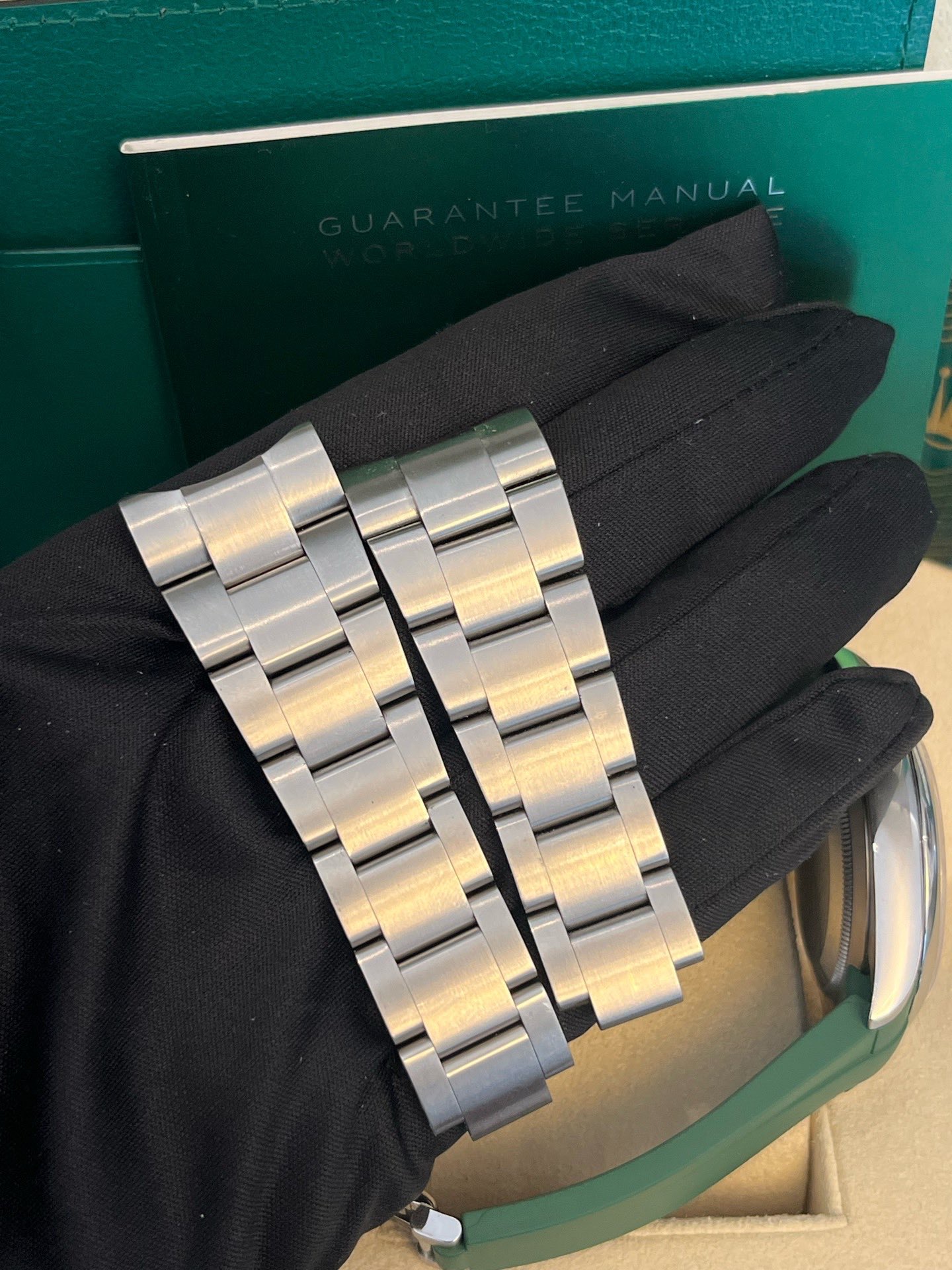 Rolex m124300 detail 3