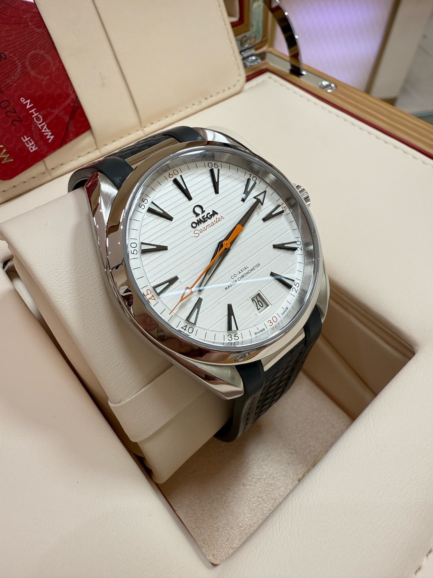 Omega 220.12.41.21.02.002 detail 1