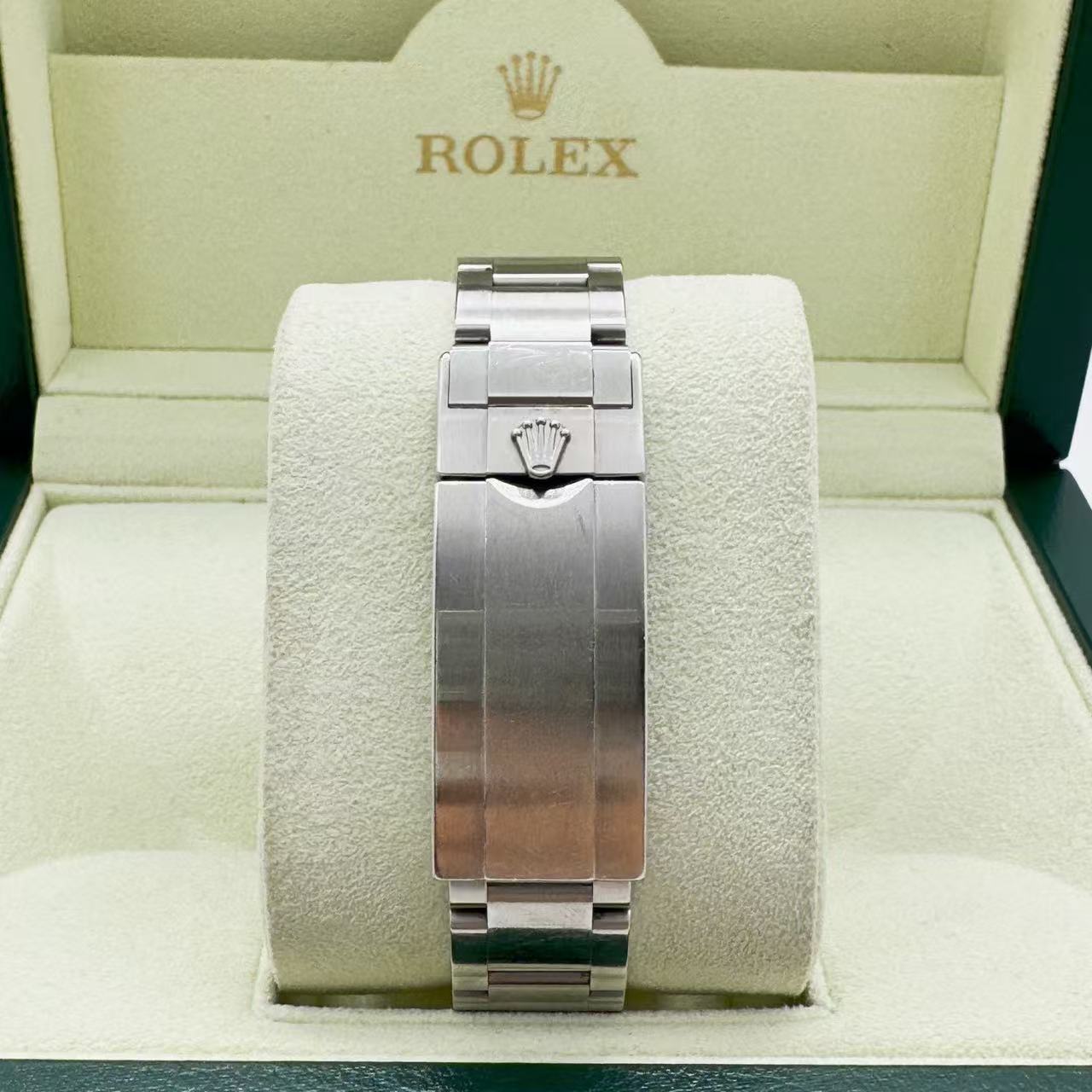 Rolex 114060 detail 4