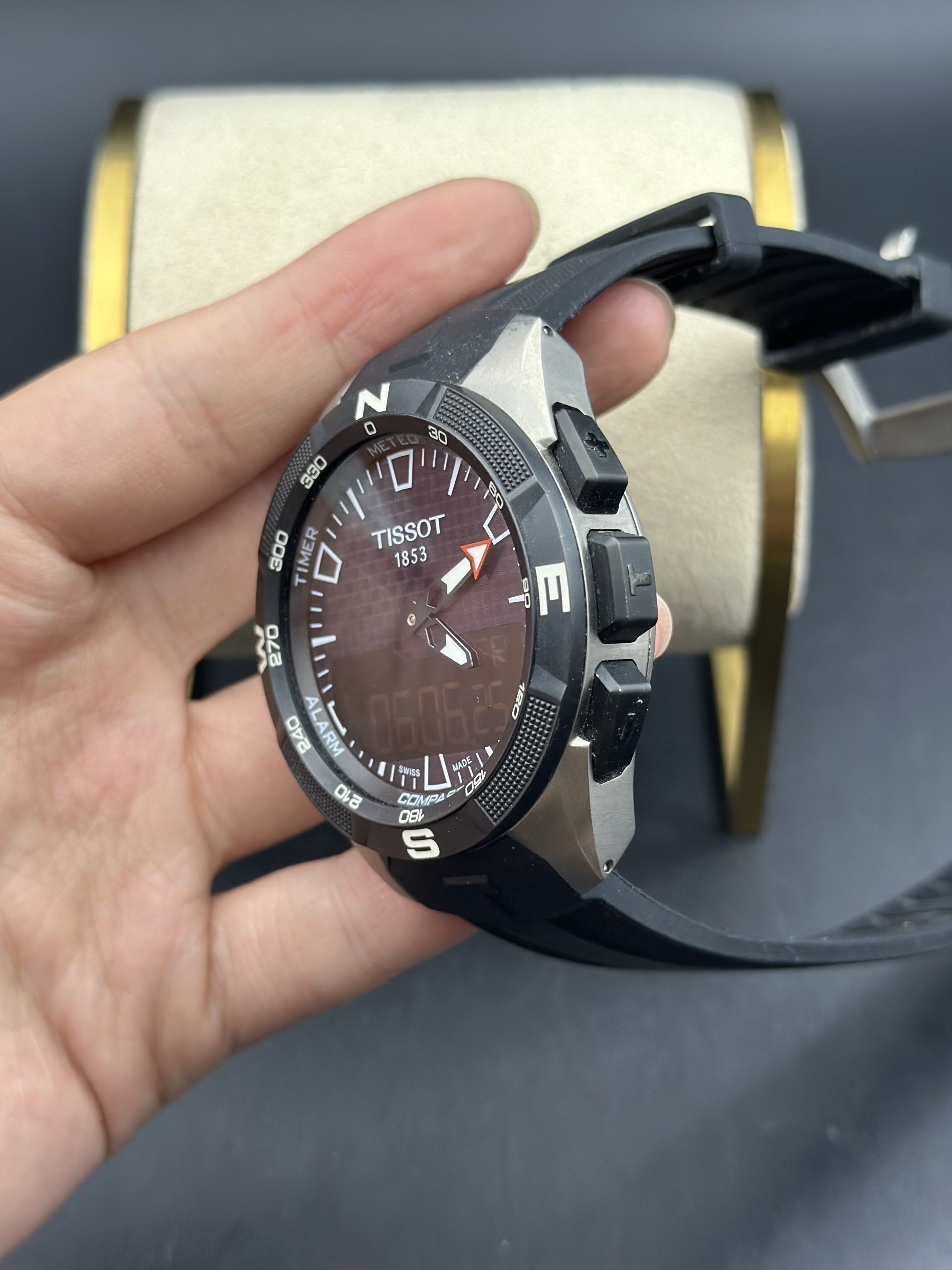 Tissot T1104204705101 detail 3