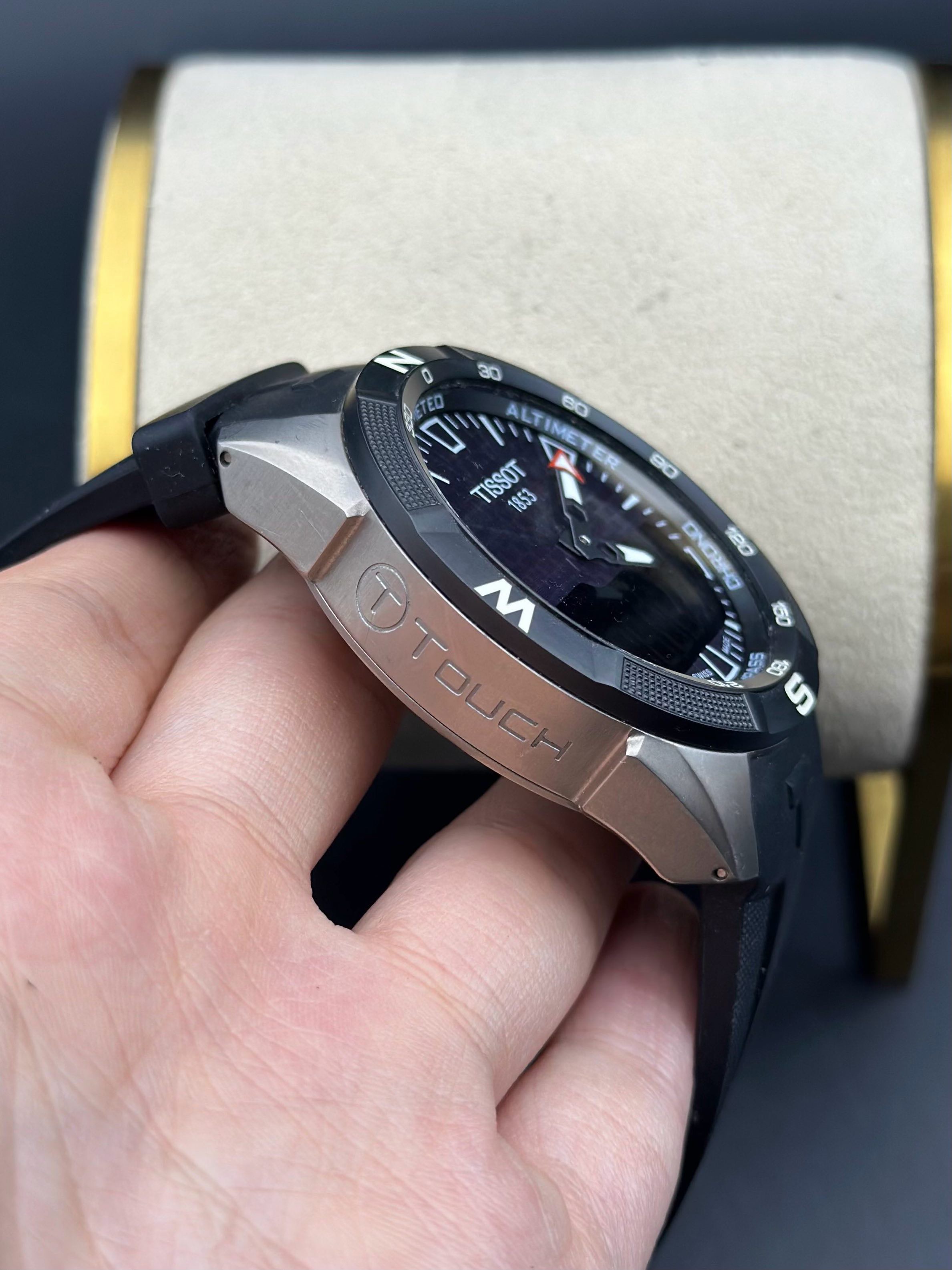 Tissot T1104204705101 detail 2