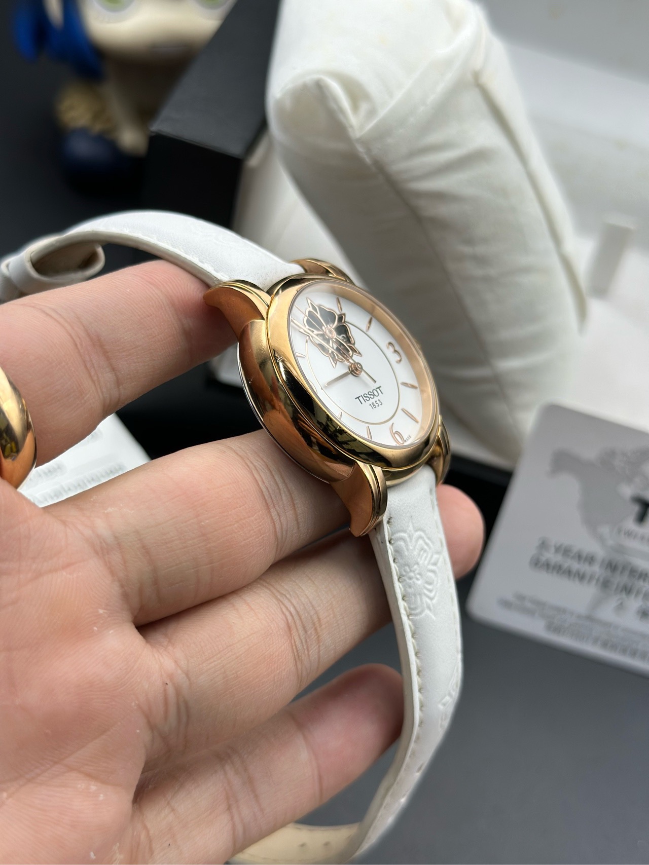 Tissot T050.207.37.017.04 detail 2
