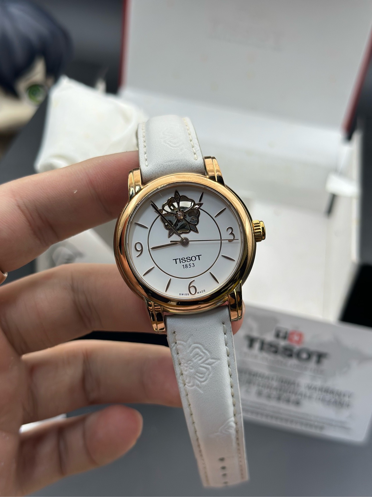 Tissot T050.207.37.017.04 detail 1