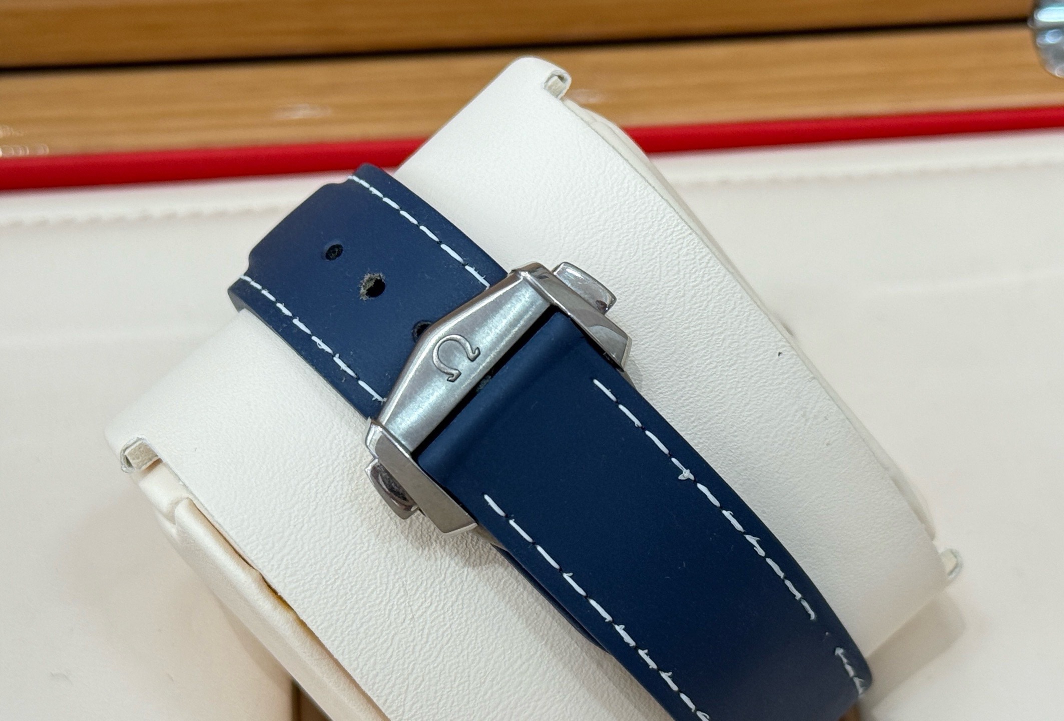 Omega 232.92.44.22.03.001 detail 3