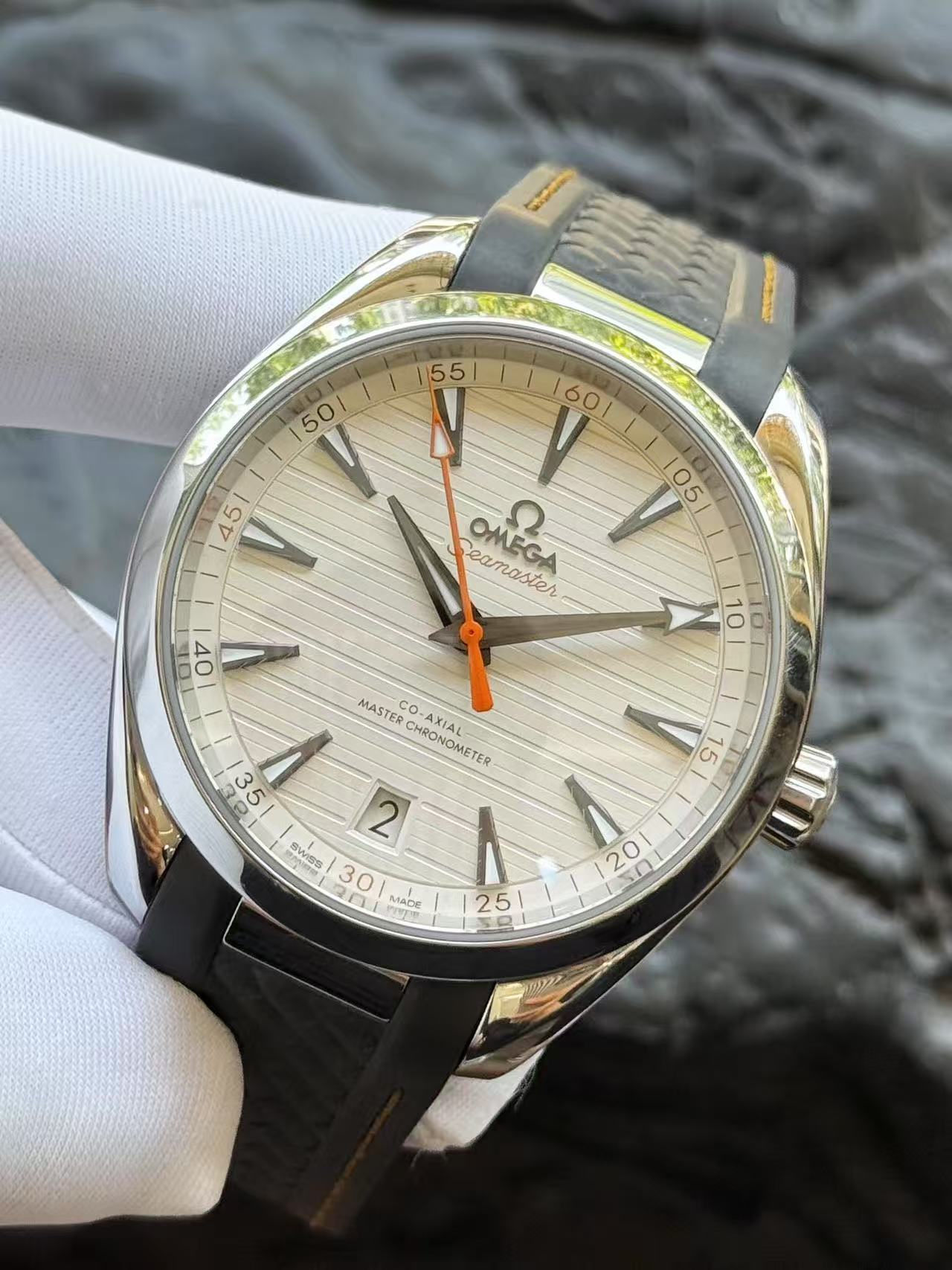 Omega 220.12.41.21.02.002 detail 2