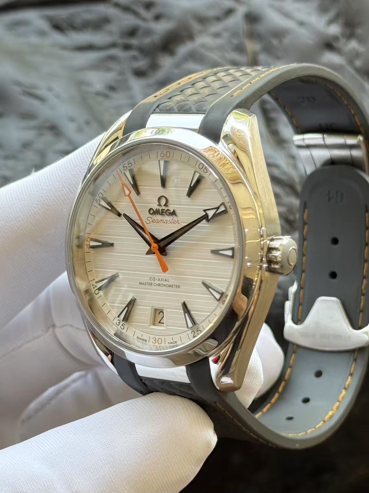 Omega 220.12.41.21.02.002 detail 3