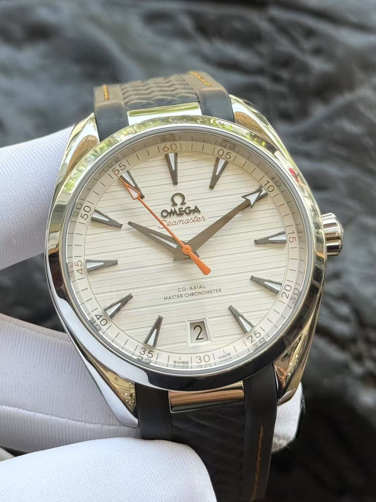 Omega 220.12.41.21.02.002 detail 1