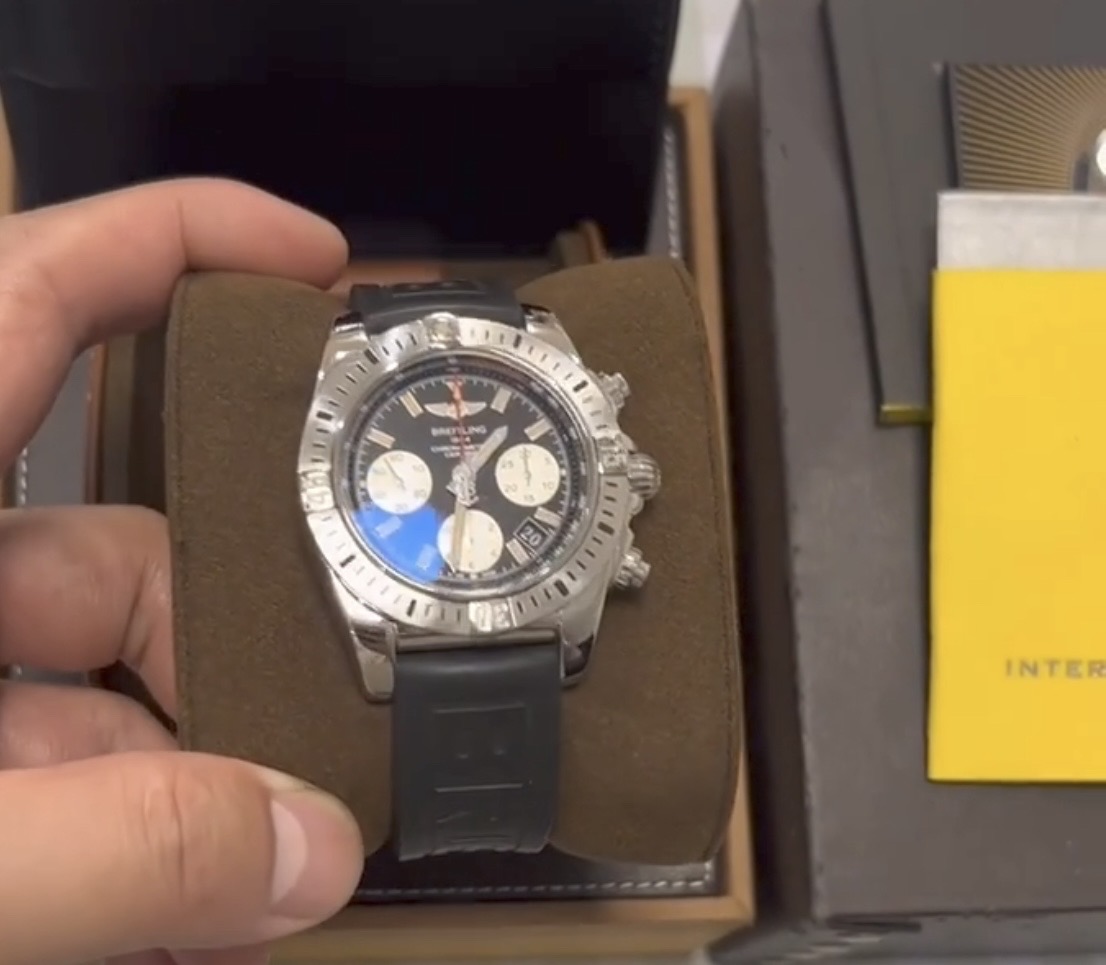 Breitling AB01442J detail 2