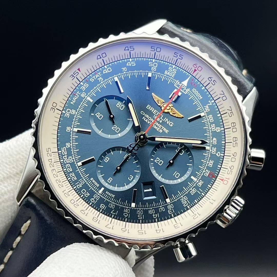 Breitling AB012721 detail 1