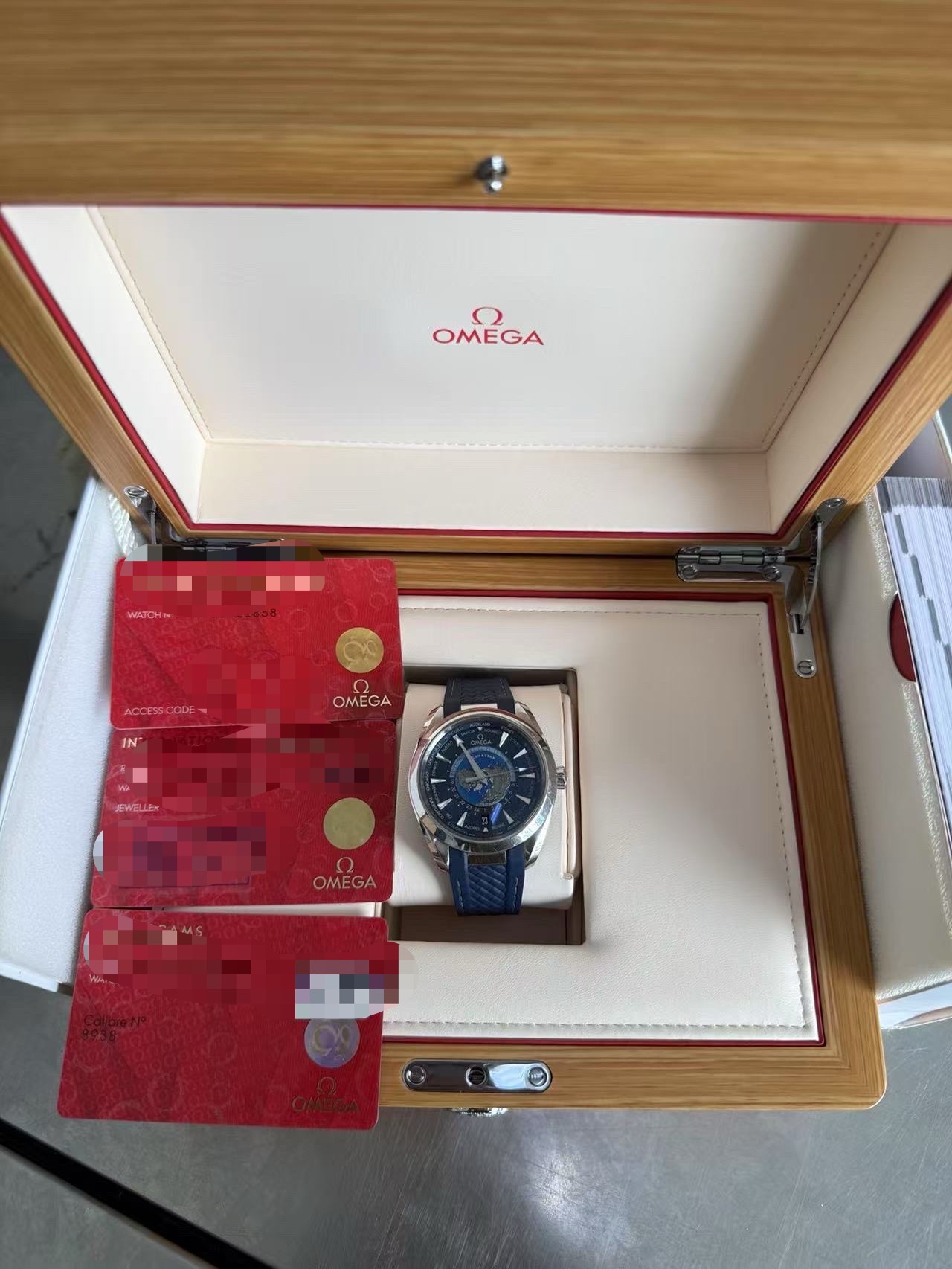 Omega 220.12.43.22.03.001 detail 5