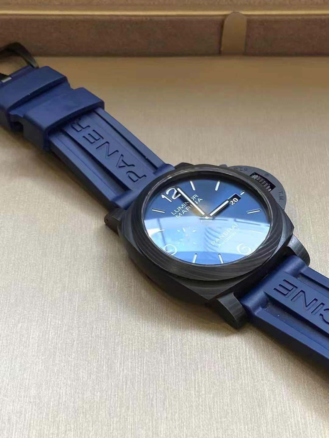 Panerai PAM01664 detail 1