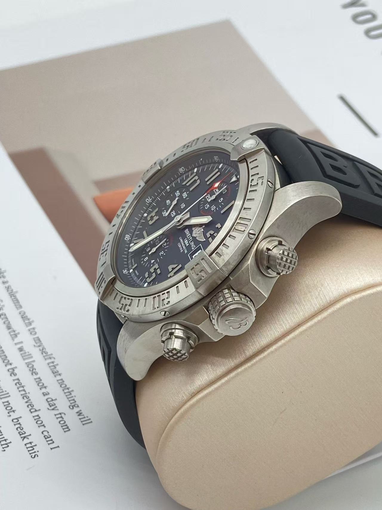 Breitling E1338310 detail 1