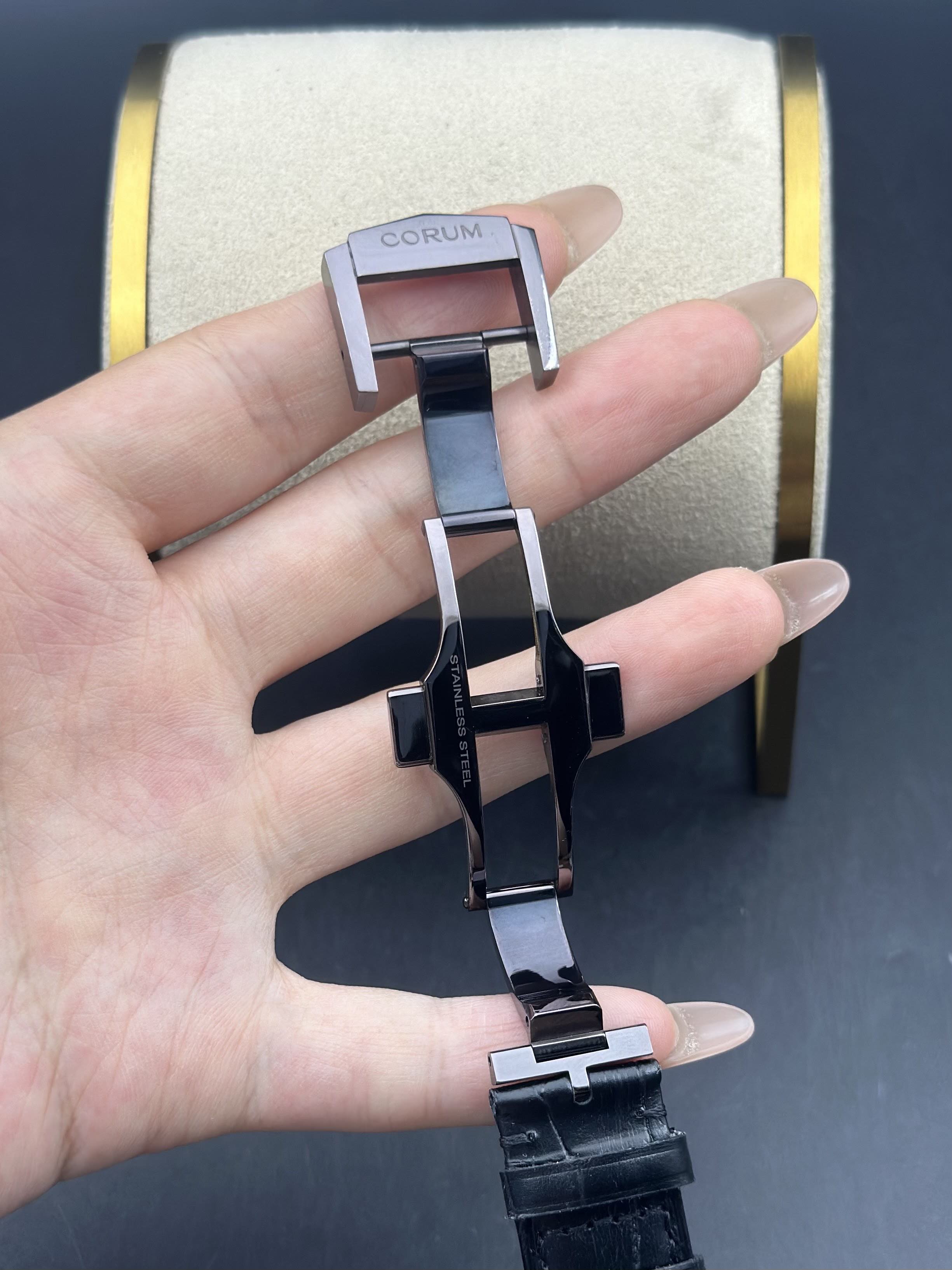Corum A395 / 04319 detail 6