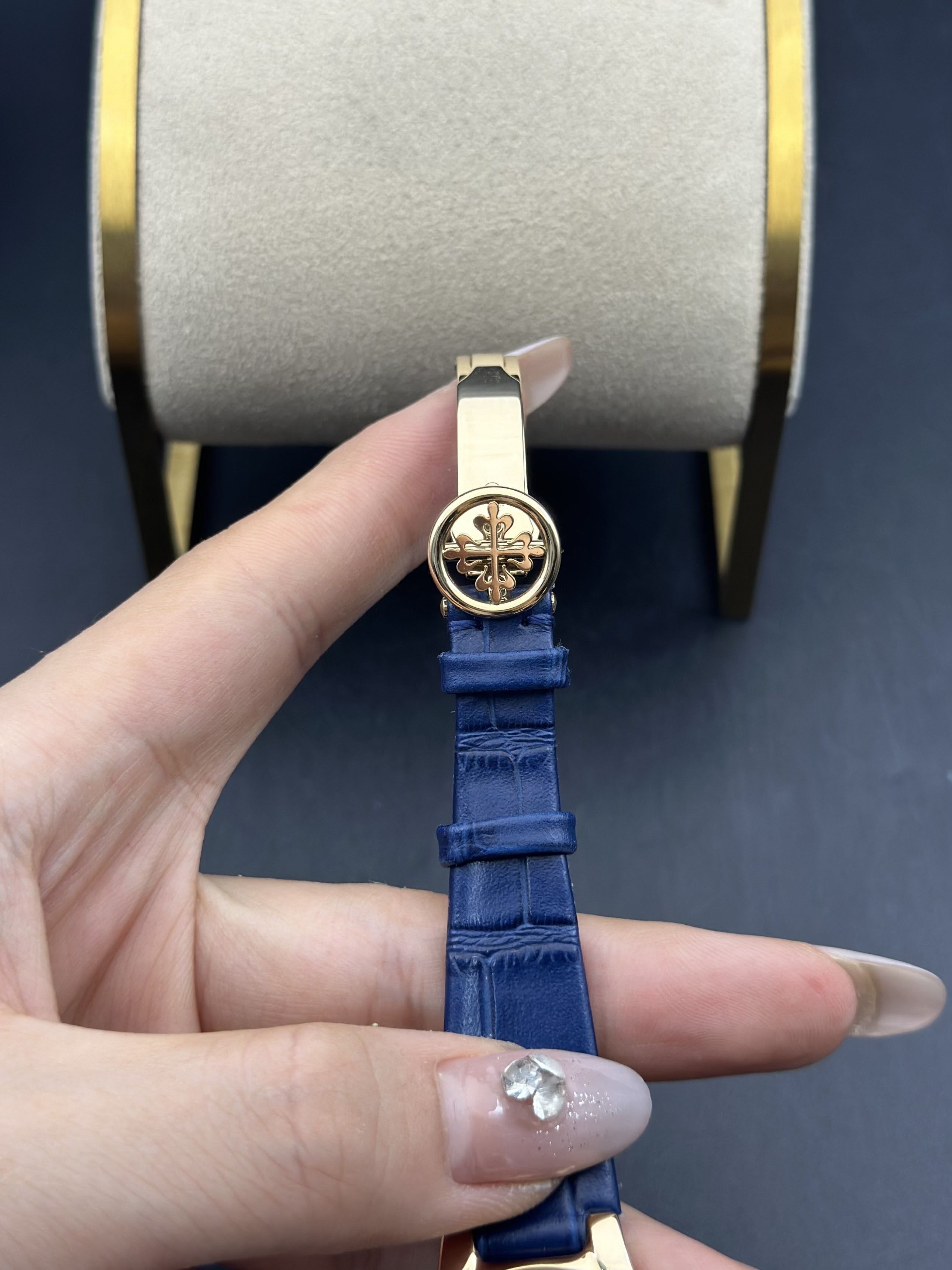 Patek Philippe 4890J-001 detail 4