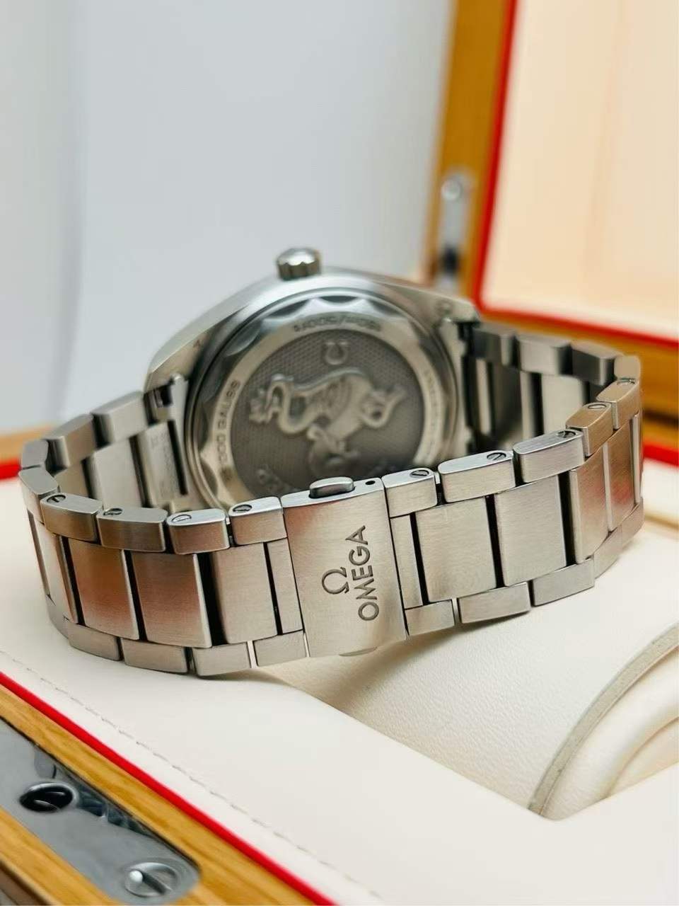 Omega 220.10.40.20.01.001 detail 3
