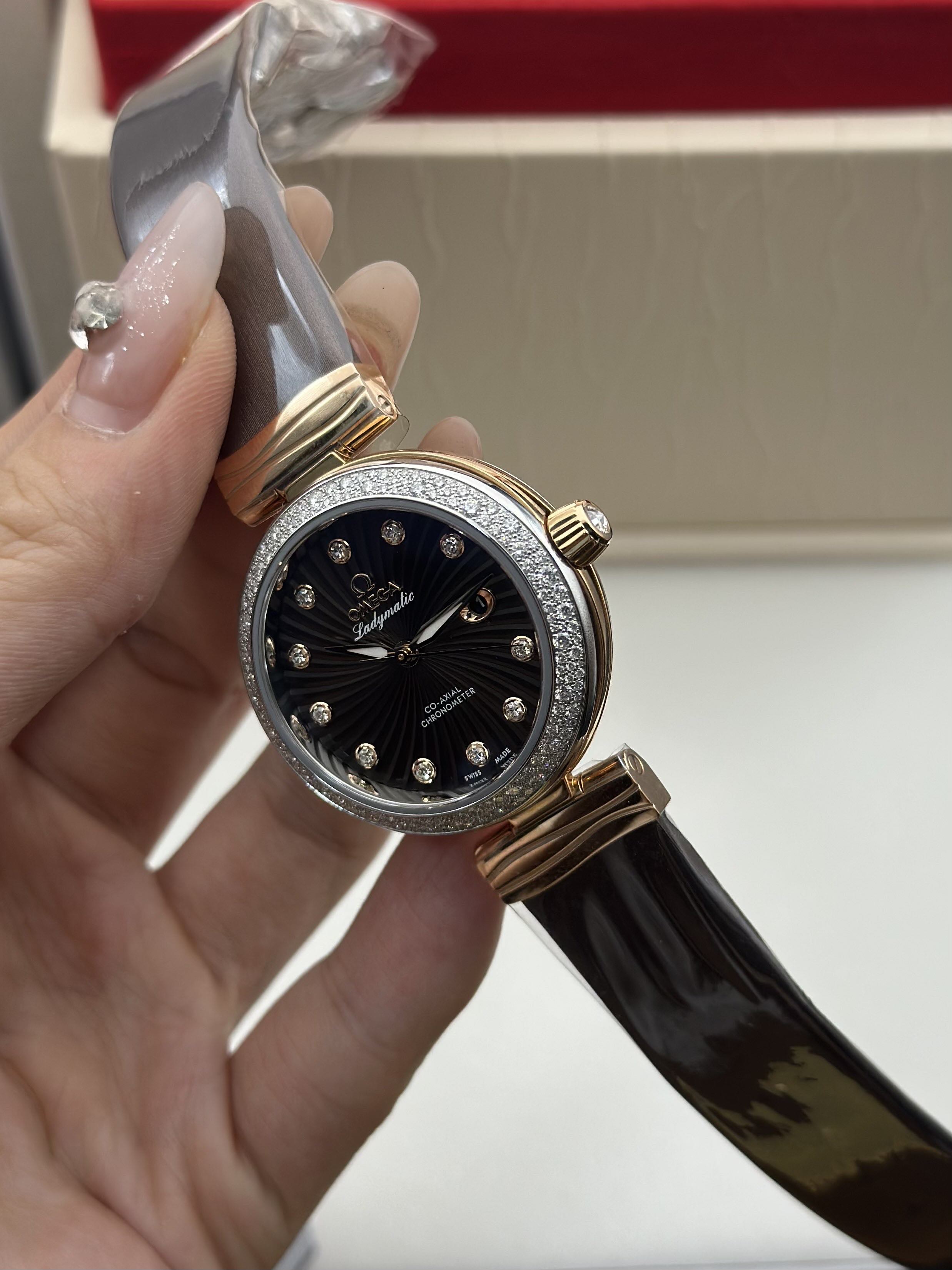 Omega 425.27.34.20.63.001 detail 2