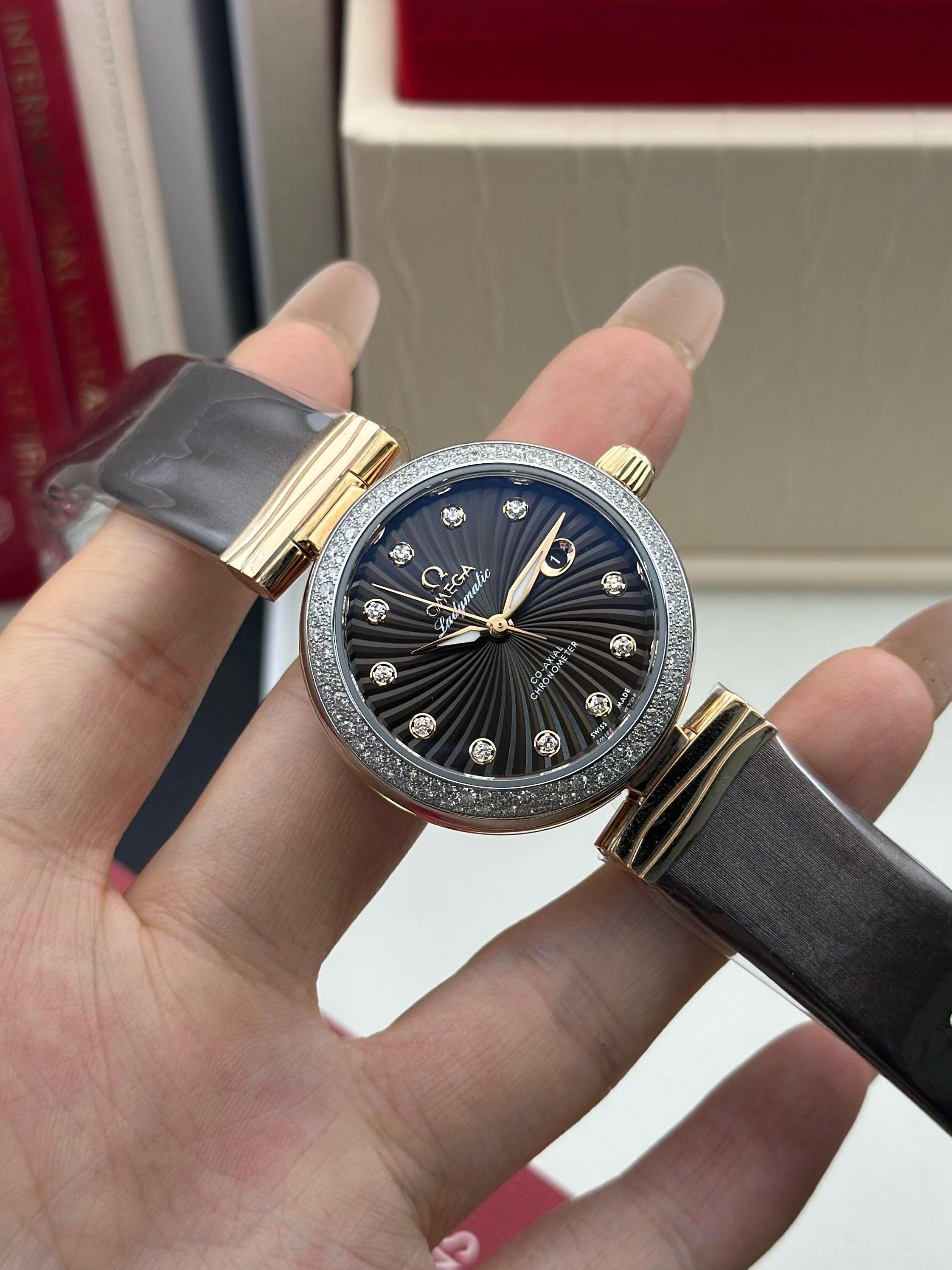 Omega 425.27.34.20.63.001 detail 1