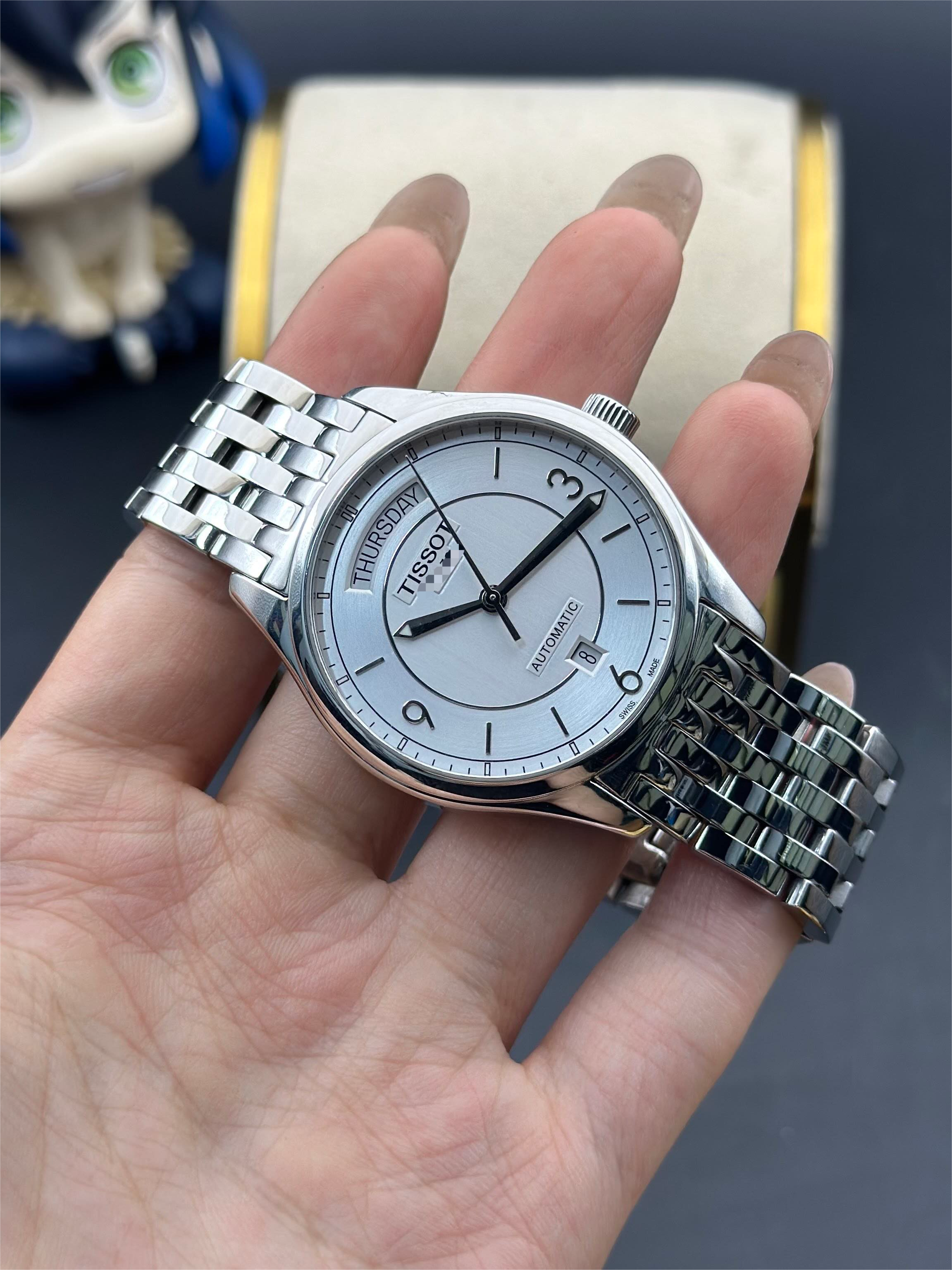 Tissot T038.430.11.037.00 detail 3