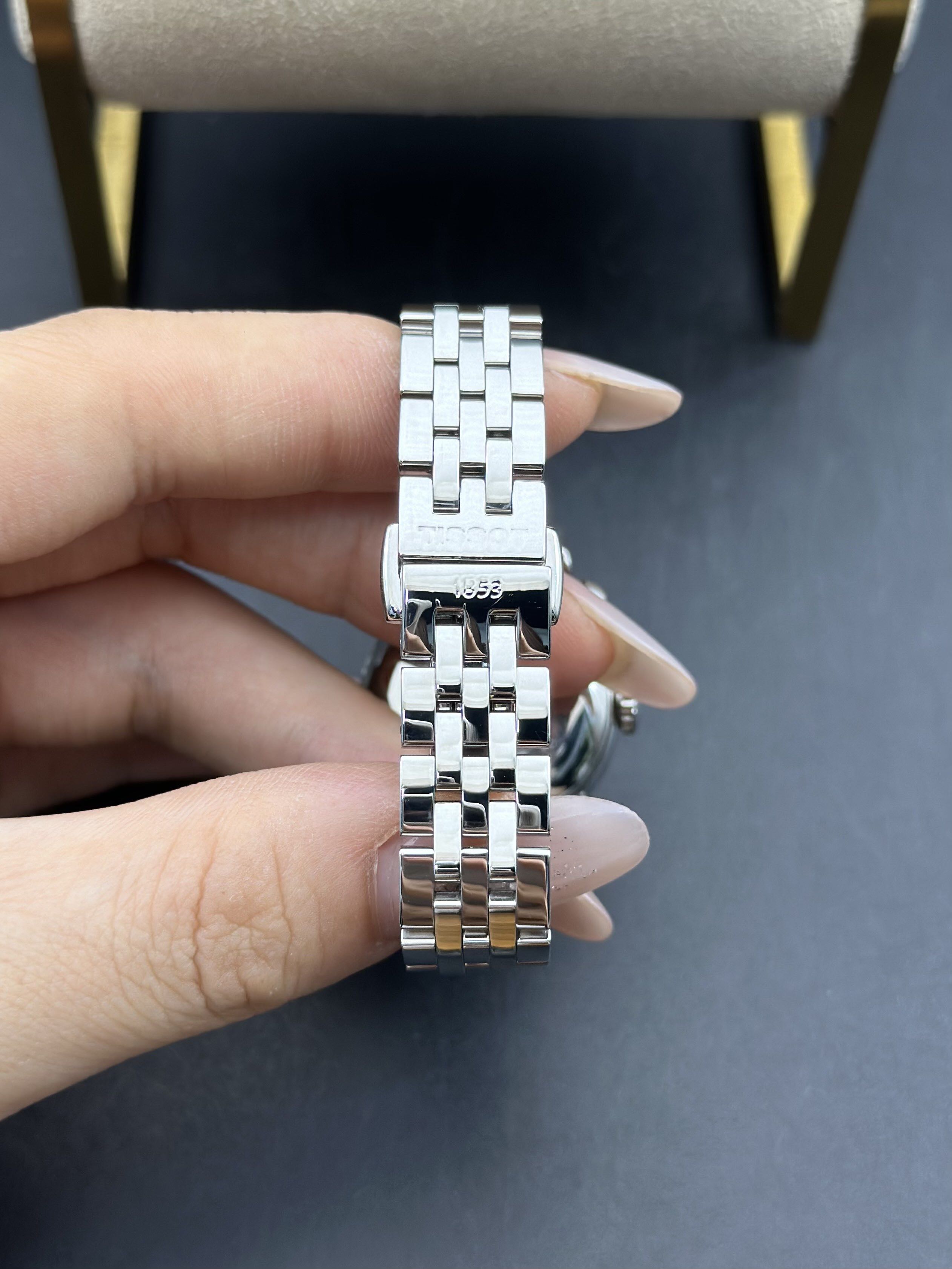 Tissot T41.1.183.33 detail 4