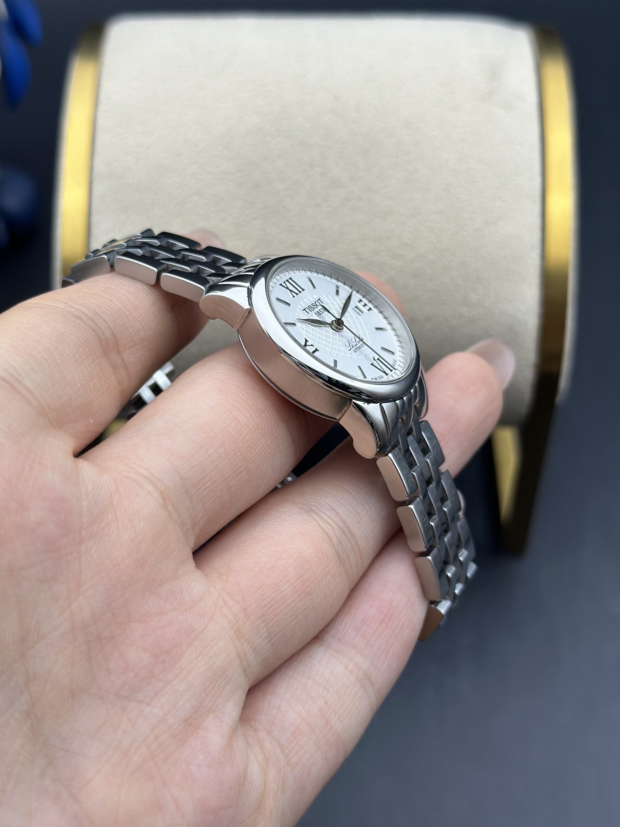 Tissot T41.1.183.33 detail 2